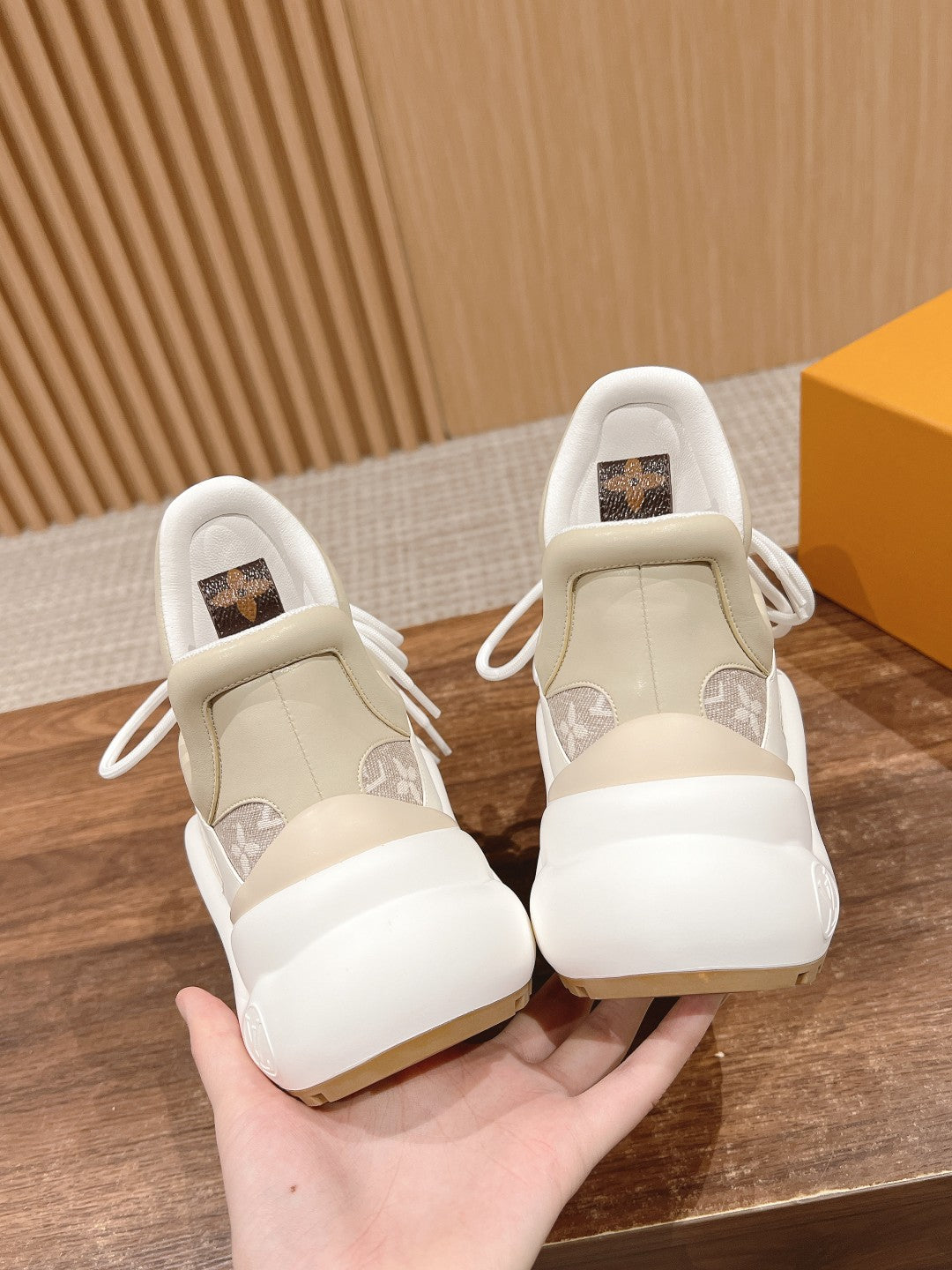 LV ARCHLIGHT SNEAKER IN WHITE CALFSKIN AND CAMEL BEIGE MONOGRAM DENIM - 35
