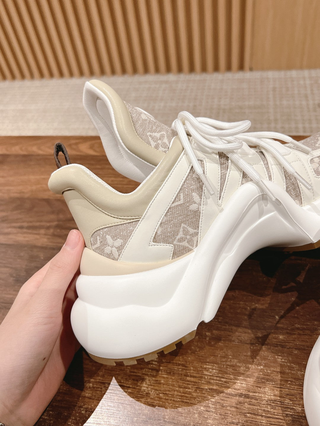 LV ARCHLIGHT SNEAKER IN WHITE CALFSKIN AND CAMEL BEIGE MONOGRAM DENIM - 35