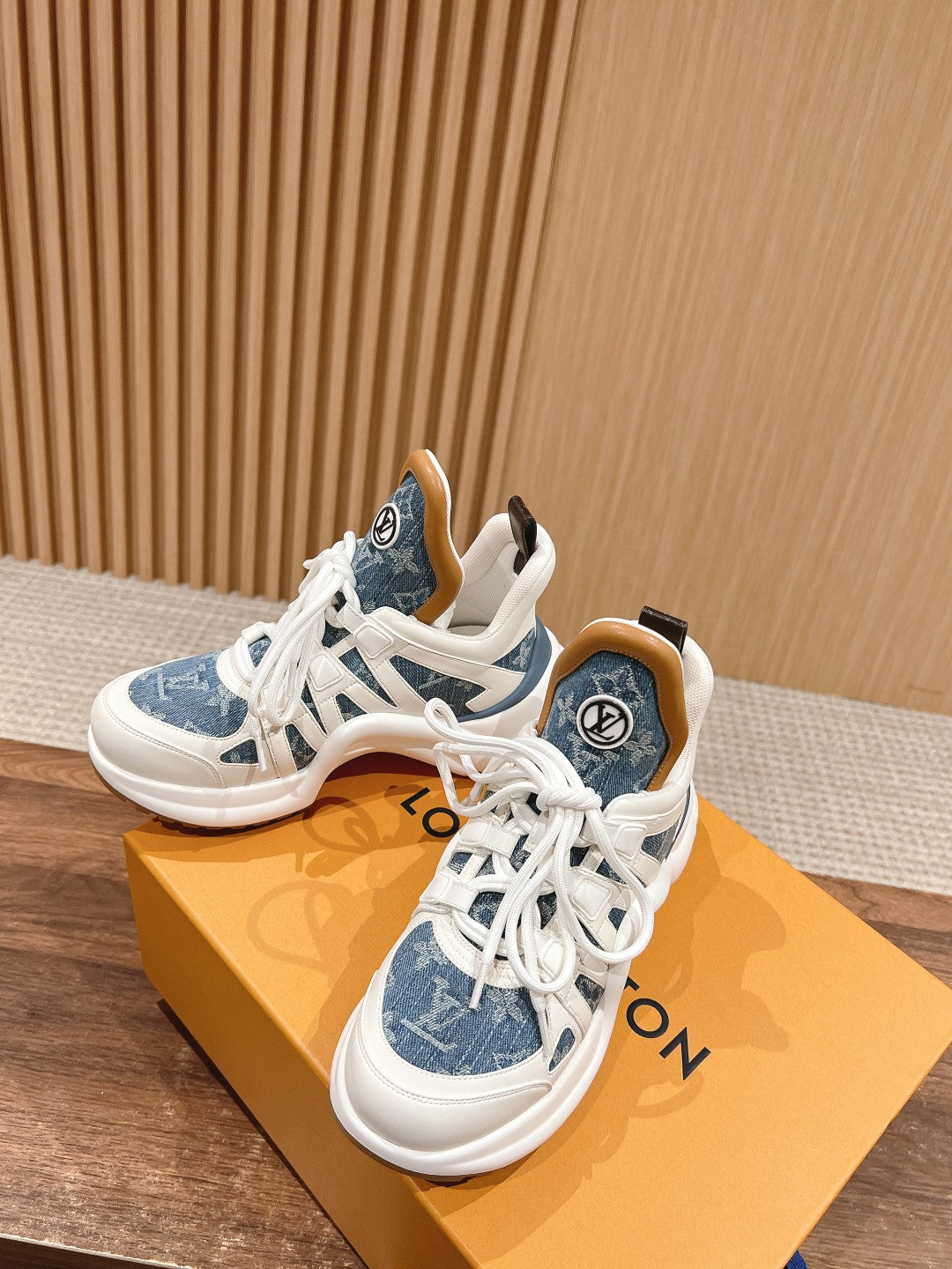 LV ARCHLIGHT SNEAKER IN WHITE CALFSKIN AND LIGHT BLUE MONOGRAM DENIM - 35