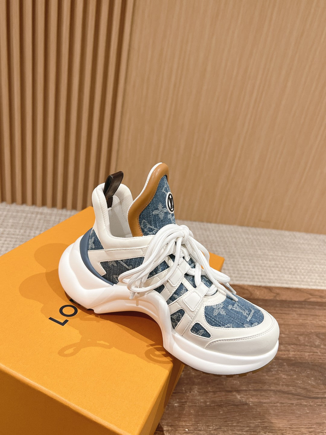 LV ARCHLIGHT SNEAKER IN WHITE CALFSKIN AND LIGHT BLUE MONOGRAM DENIM - 35
