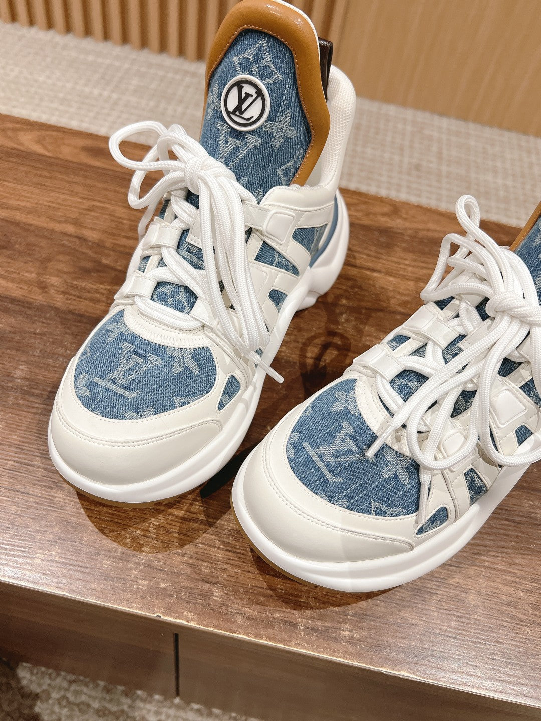 LV ARCHLIGHT SNEAKER IN WHITE CALFSKIN AND LIGHT BLUE MONOGRAM DENIM - 35
