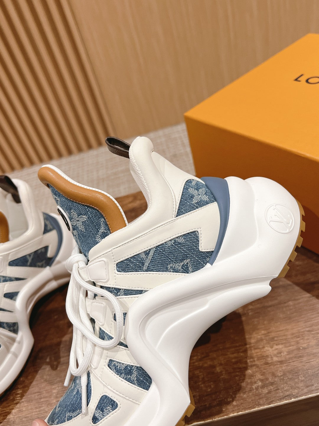 LV ARCHLIGHT SNEAKER IN WHITE CALFSKIN AND LIGHT BLUE MONOGRAM DENIM - 35