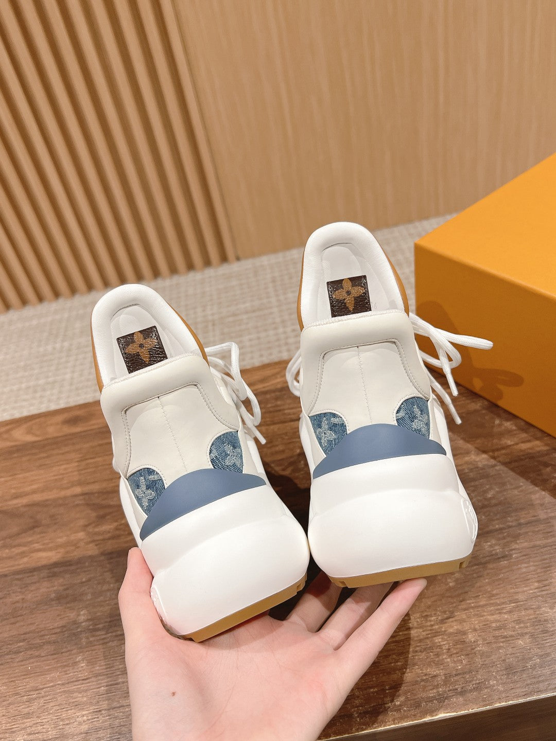 LV ARCHLIGHT SNEAKER IN WHITE CALFSKIN AND LIGHT BLUE MONOGRAM DENIM - 35