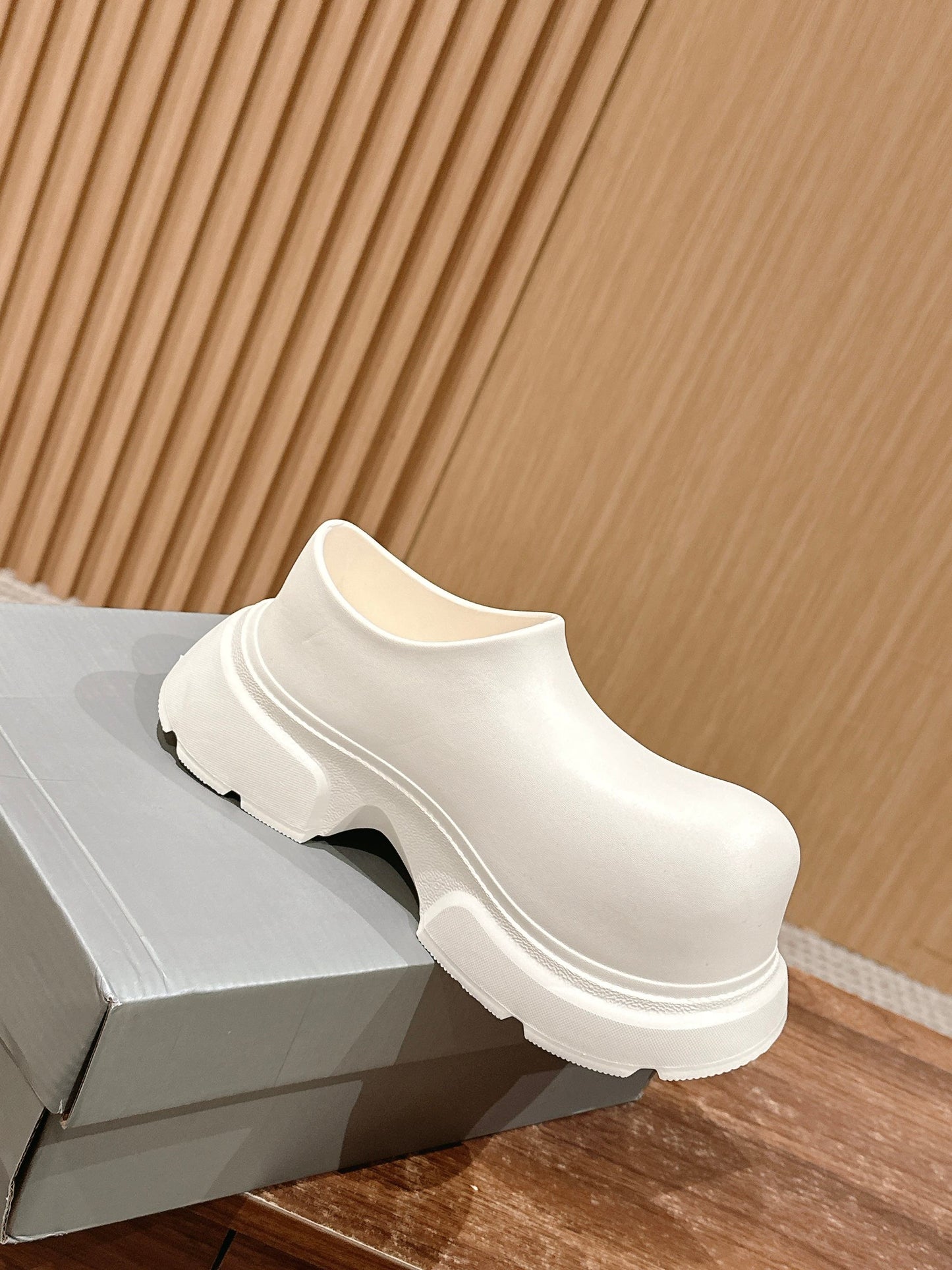 GRAFFITI THICK-SOLED CHEF SHOES IN WHITE RUBBER - 35