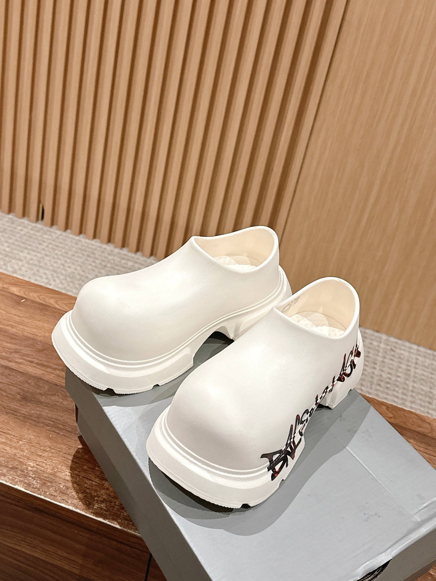 GRAFFITI THICK-SOLED CHEF SHOES IN WHITE RUBBER - 35