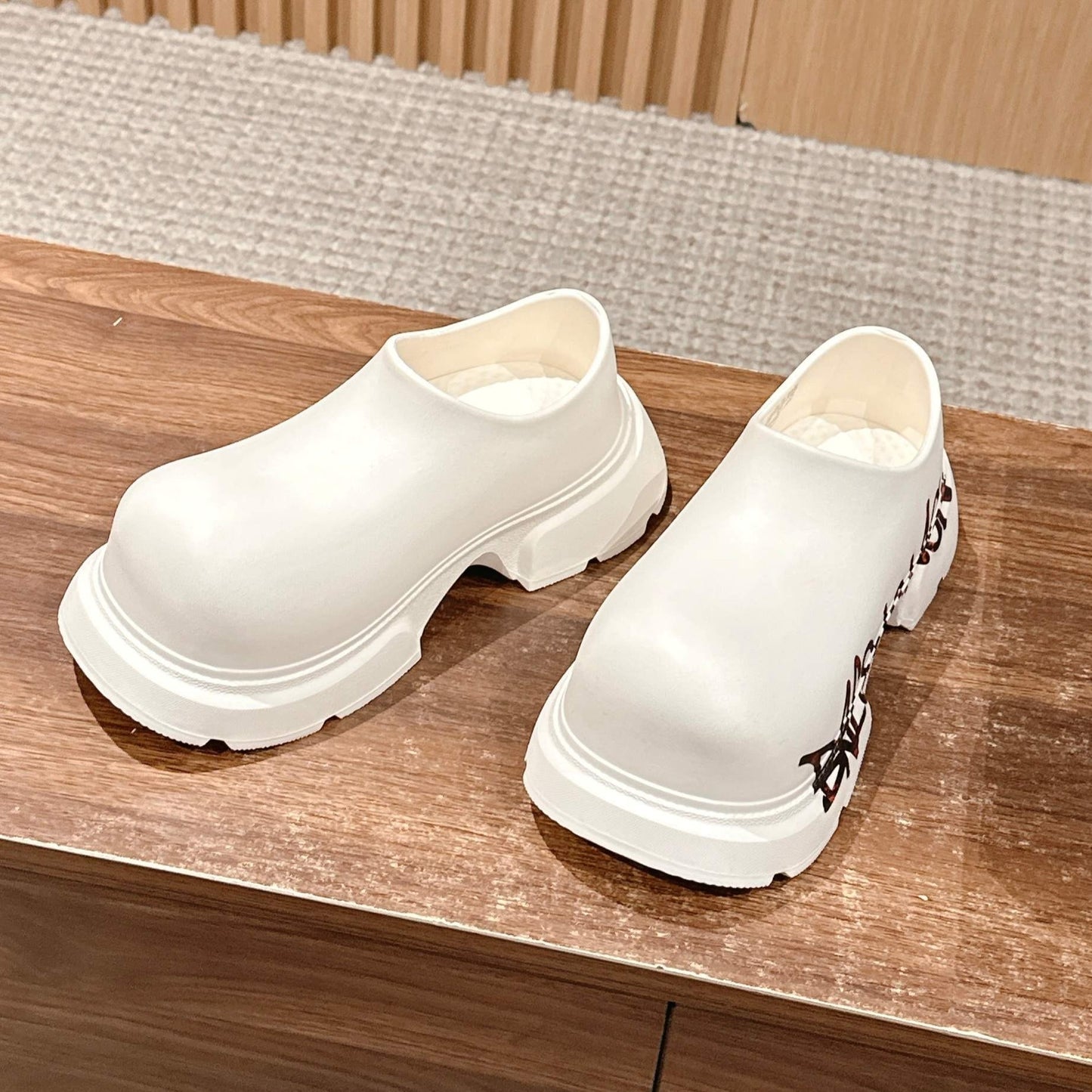 GRAFFITI THICK-SOLED CHEF SHOES IN WHITE RUBBER - 35