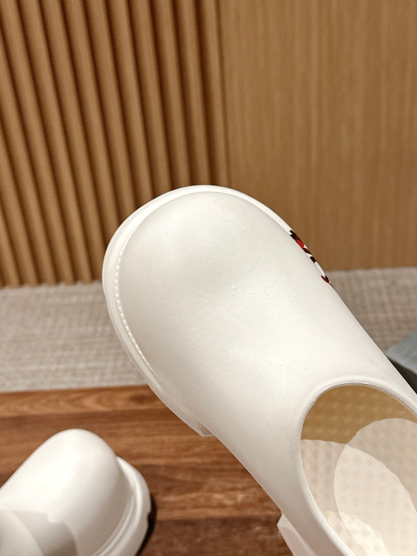 GRAFFITI THICK-SOLED CHEF SHOES IN WHITE RUBBER - 35