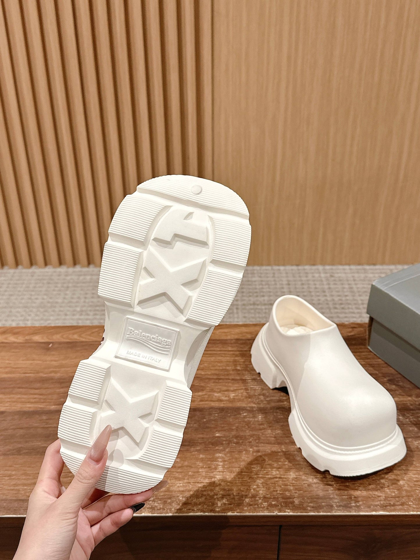 GRAFFITI THICK-SOLED CHEF SHOES IN WHITE RUBBER - 35