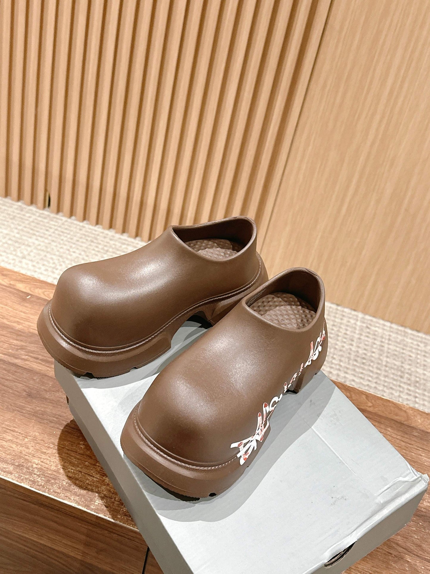 GRAFFITI THICK-SOLED CHEF SHOES IN BROWN RUBBER - 35
