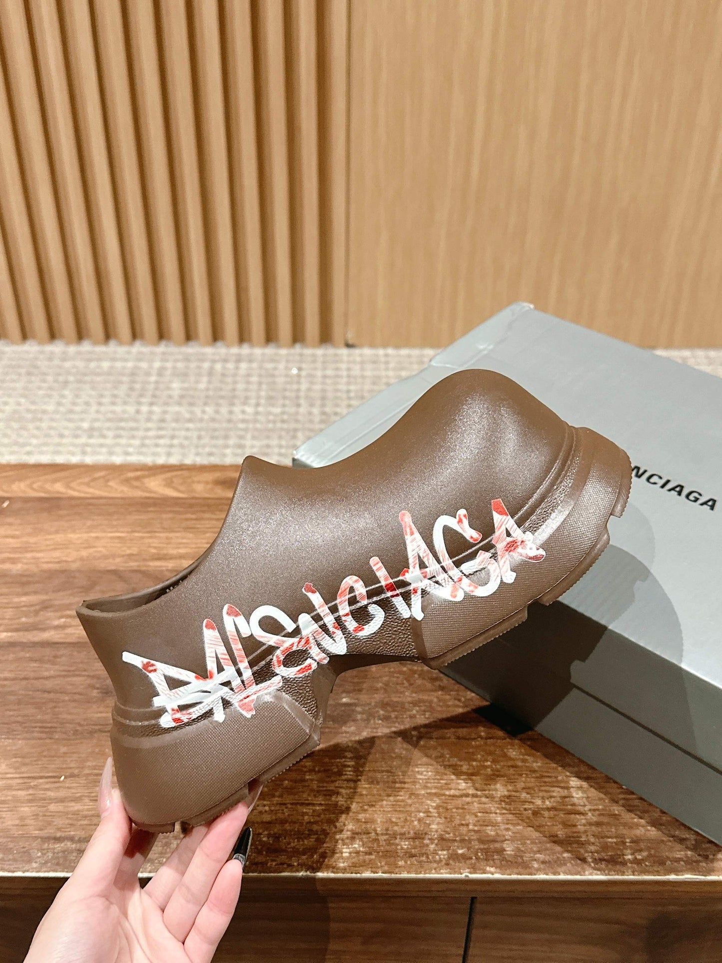 GRAFFITI THICK-SOLED CHEF SHOES IN BROWN RUBBER - 35