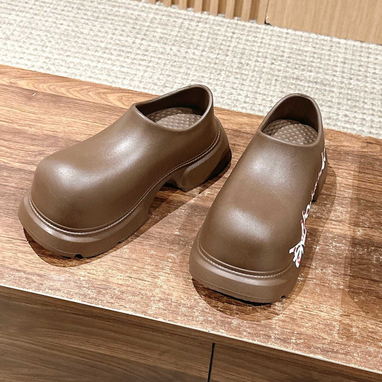 GRAFFITI THICK-SOLED CHEF SHOES IN BROWN RUBBER - 35