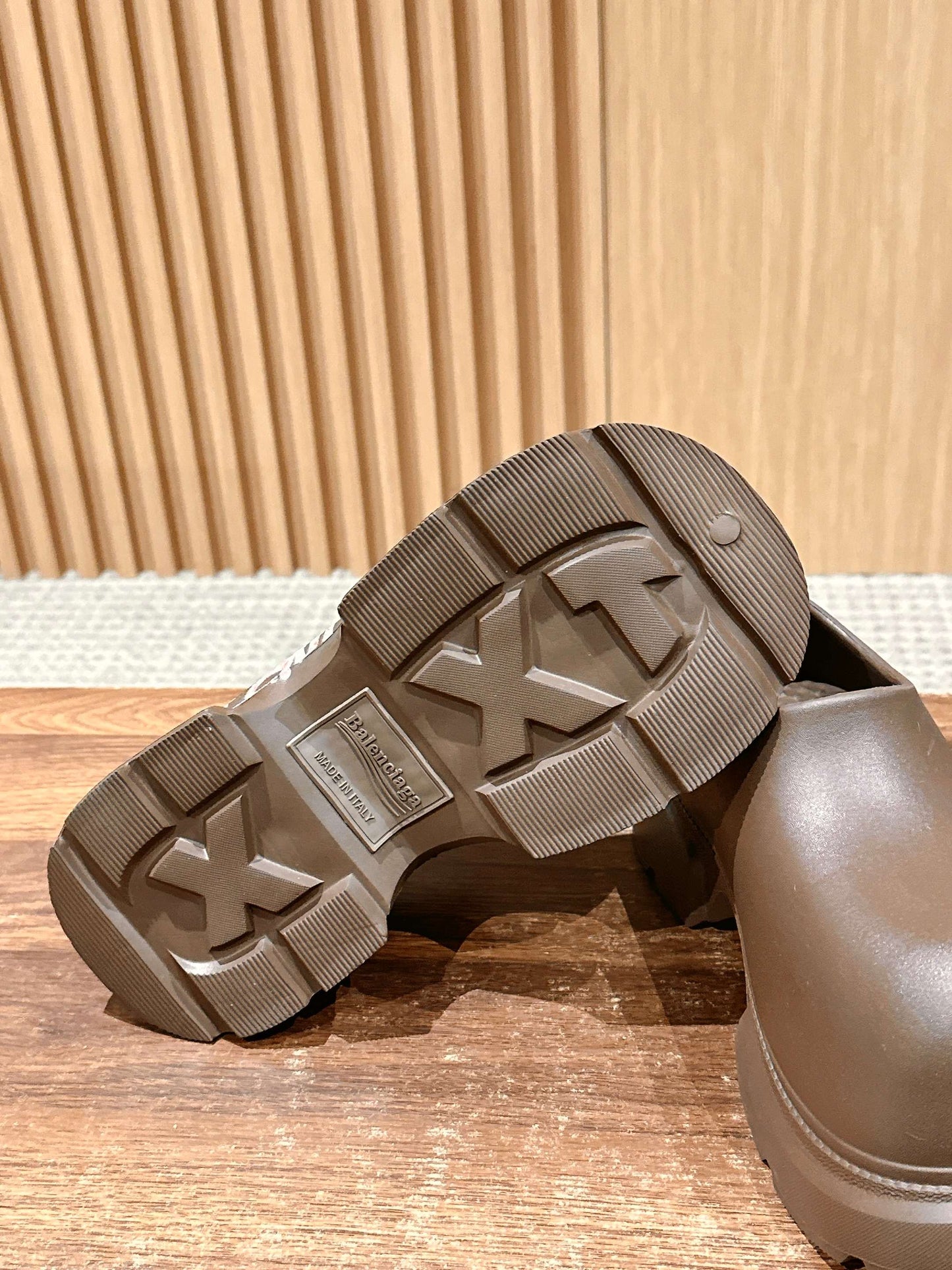 GRAFFITI THICK-SOLED CHEF SHOES IN BROWN RUBBER - 35