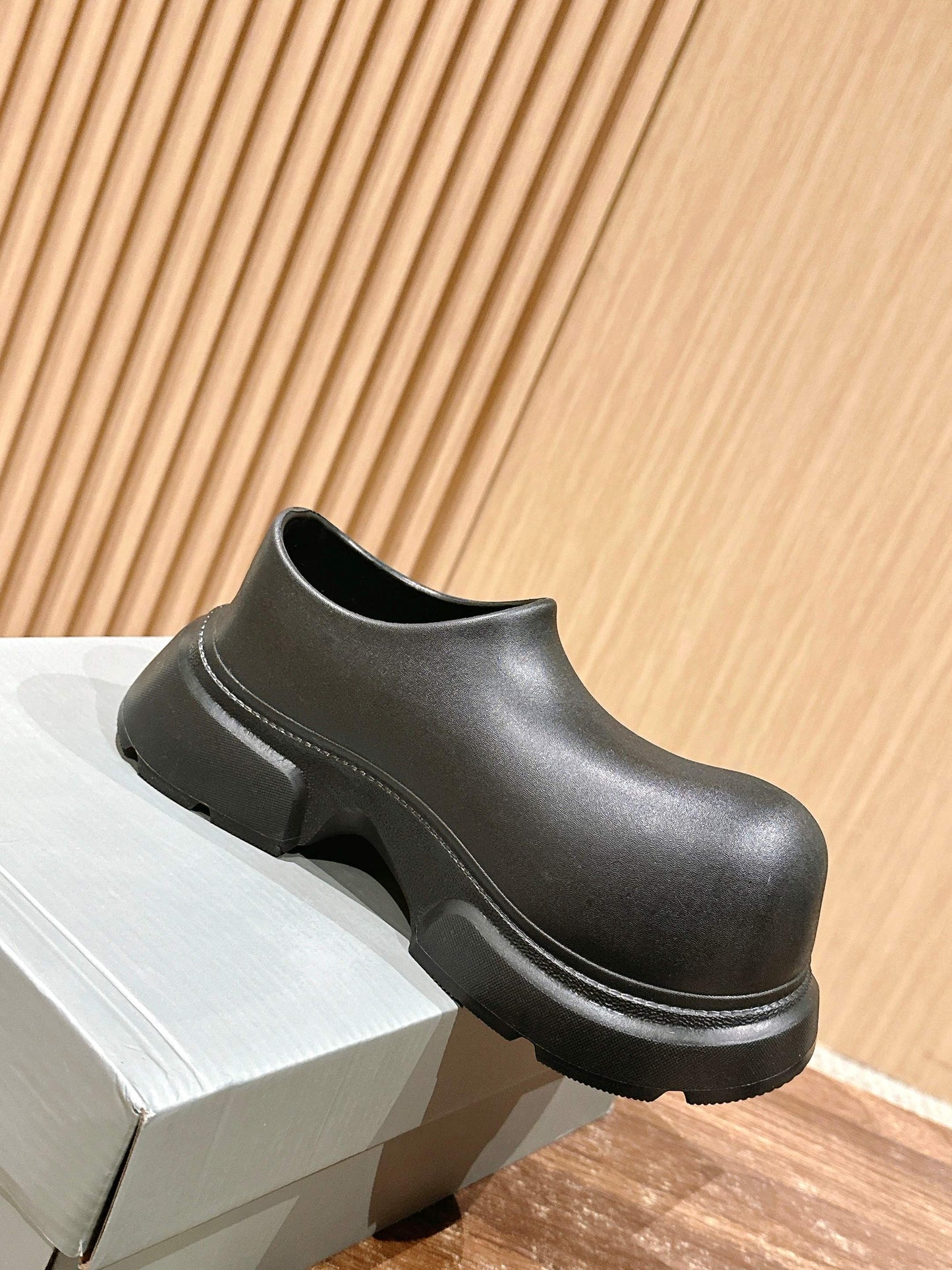 GRAFFITI THICK-SOLED CHEF SHOES IN BLACK RUBBER - 35