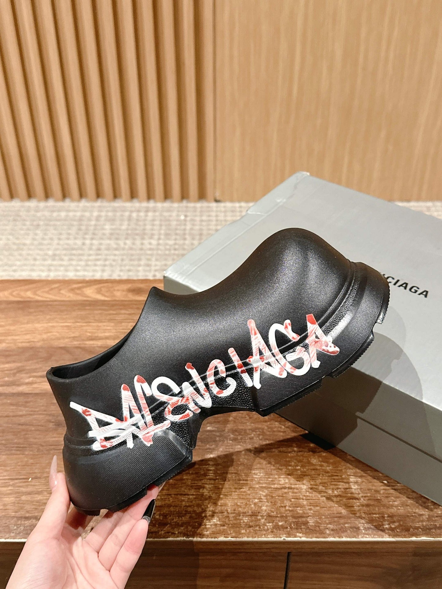 GRAFFITI THICK-SOLED CHEF SHOES IN BLACK RUBBER - 35