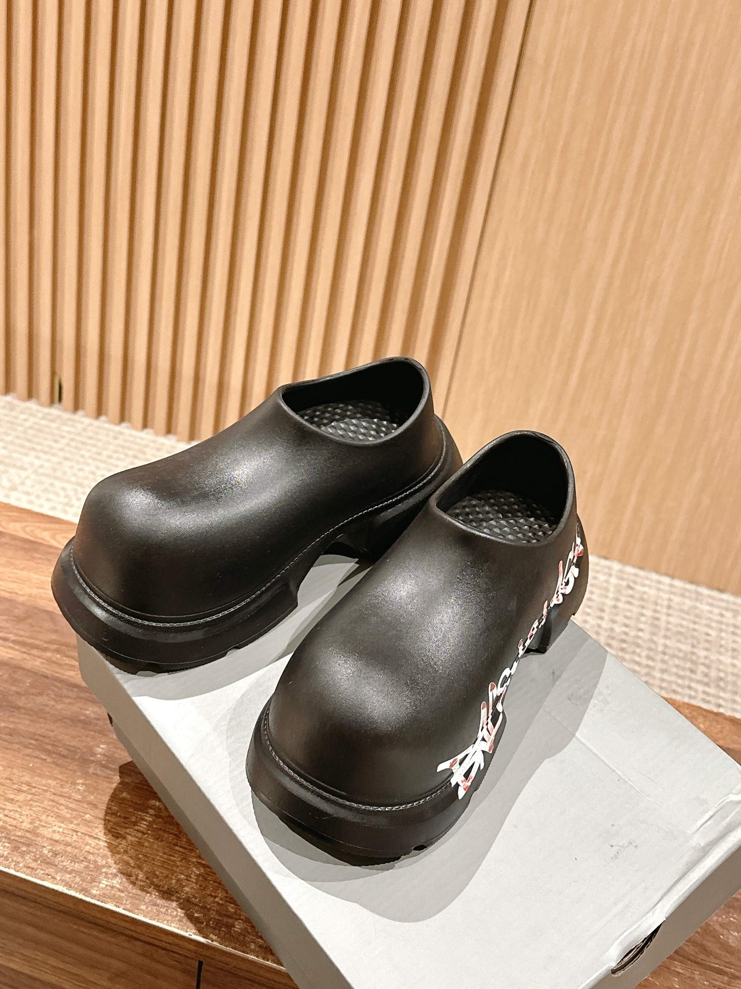GRAFFITI THICK-SOLED CHEF SHOES IN BLACK RUBBER - 35