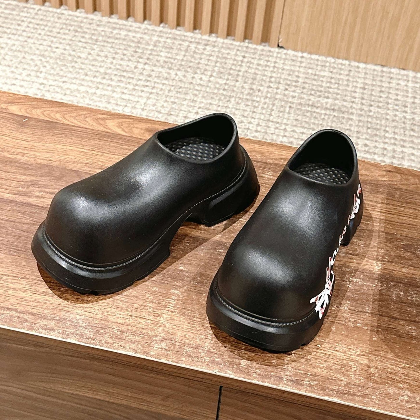 GRAFFITI THICK-SOLED CHEF SHOES IN BLACK RUBBER - 35