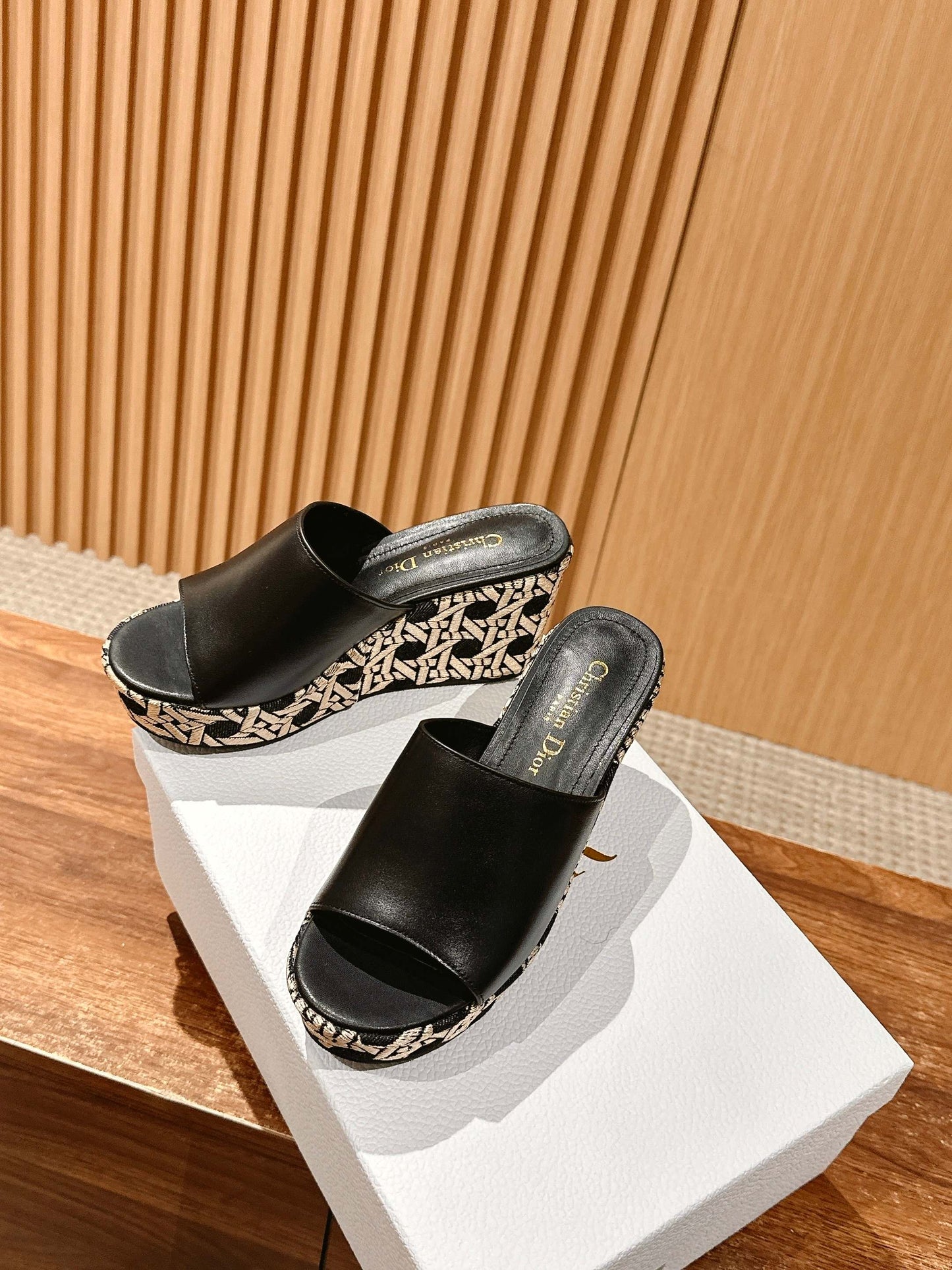 ATTITUDE WEDGE SLIDE 90MM IN BLACK CALFSKIN CANVAS SOLE - 35
