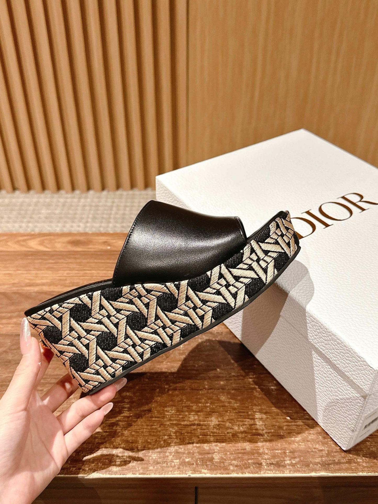 ATTITUDE WEDGE SLIDE 90MM IN BLACK CALFSKIN CANVAS SOLE - 35