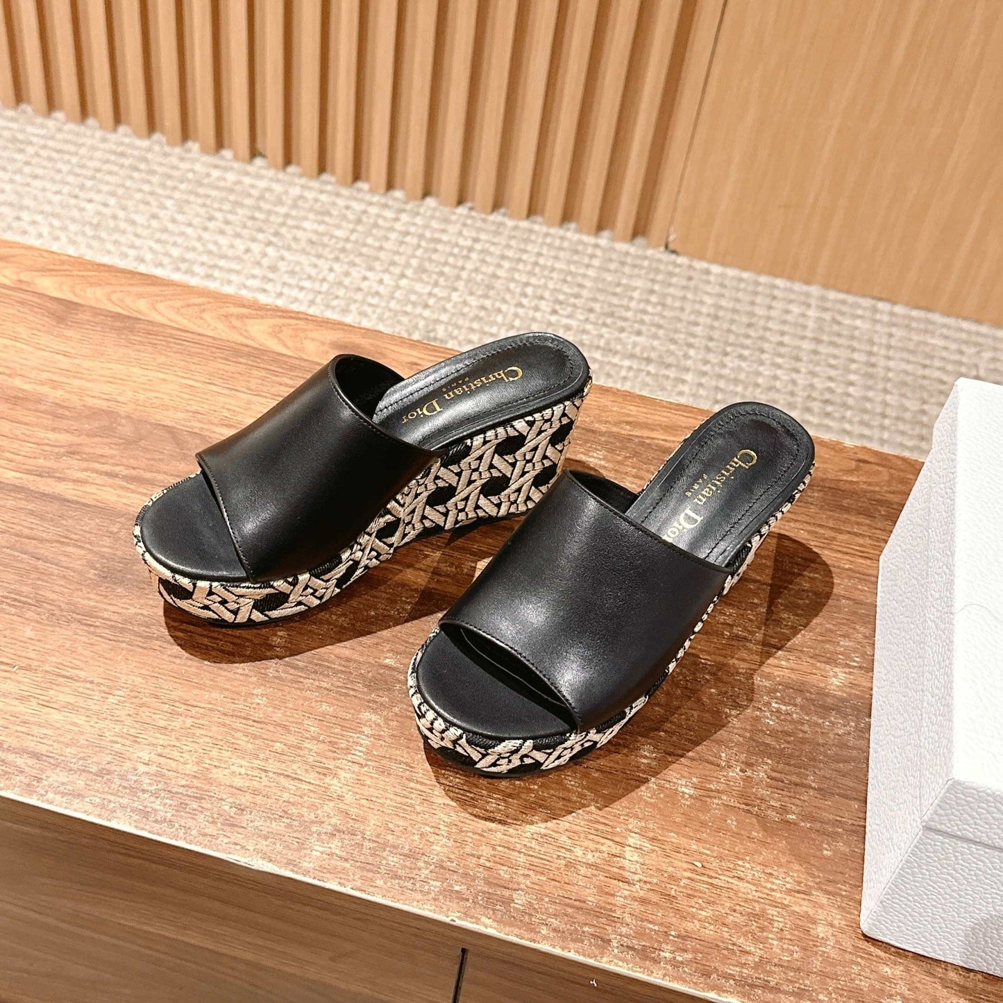 ATTITUDE WEDGE SLIDE 90MM IN BLACK CALFSKIN CANVAS SOLE - 35