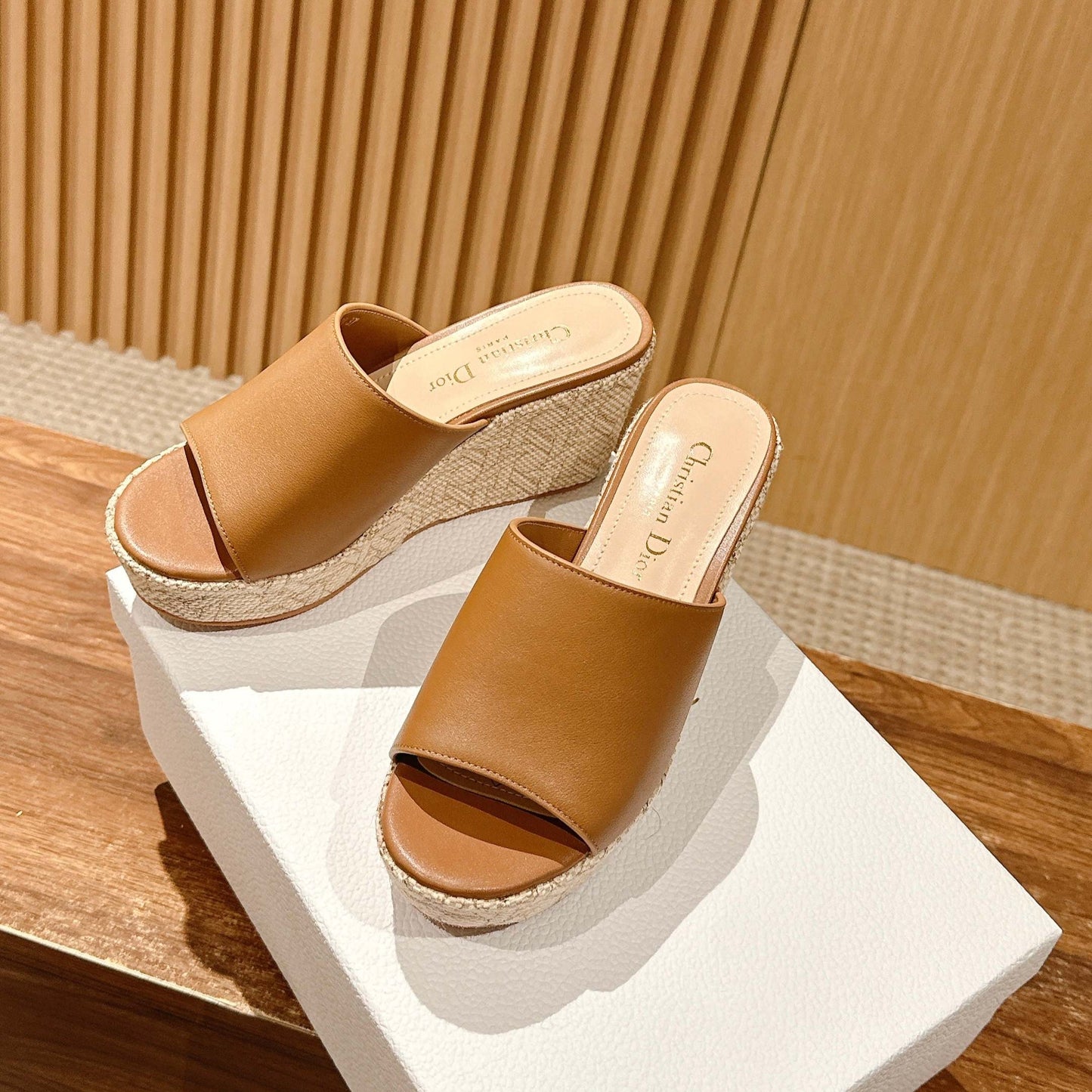 ATTITUDE WEDGE SLIDE 90MM IN BROWN CALFSKIN NATURAL BEIGE RAFFIA SOLE - 35