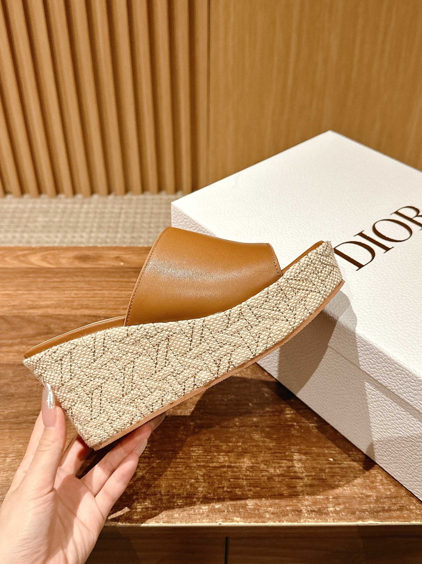 ATTITUDE WEDGE SLIDE 90MM IN BROWN CALFSKIN NATURAL BEIGE RAFFIA SOLE - 35