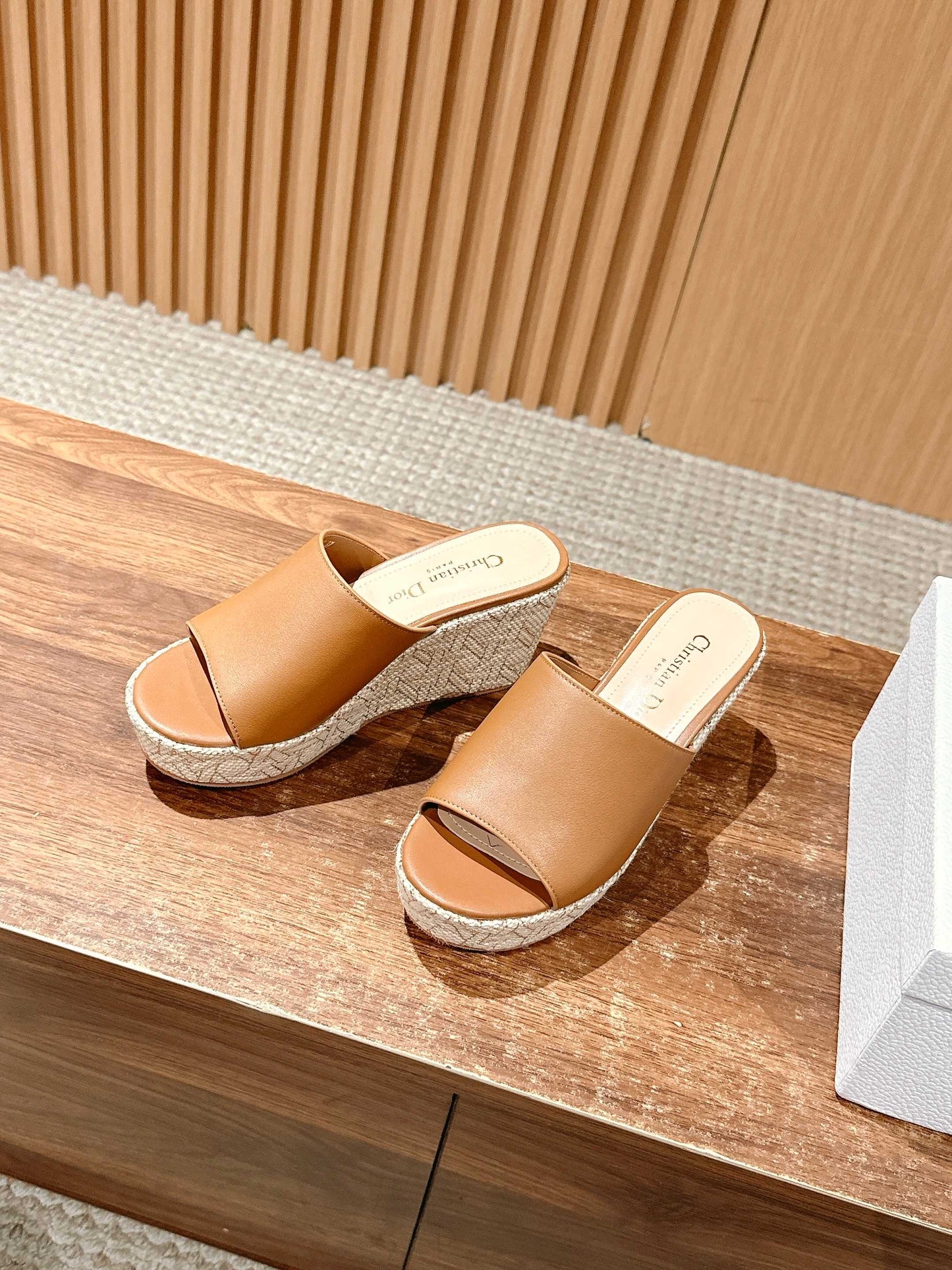 ATTITUDE WEDGE SLIDE 90MM IN BROWN CALFSKIN NATURAL BEIGE RAFFIA SOLE - 35
