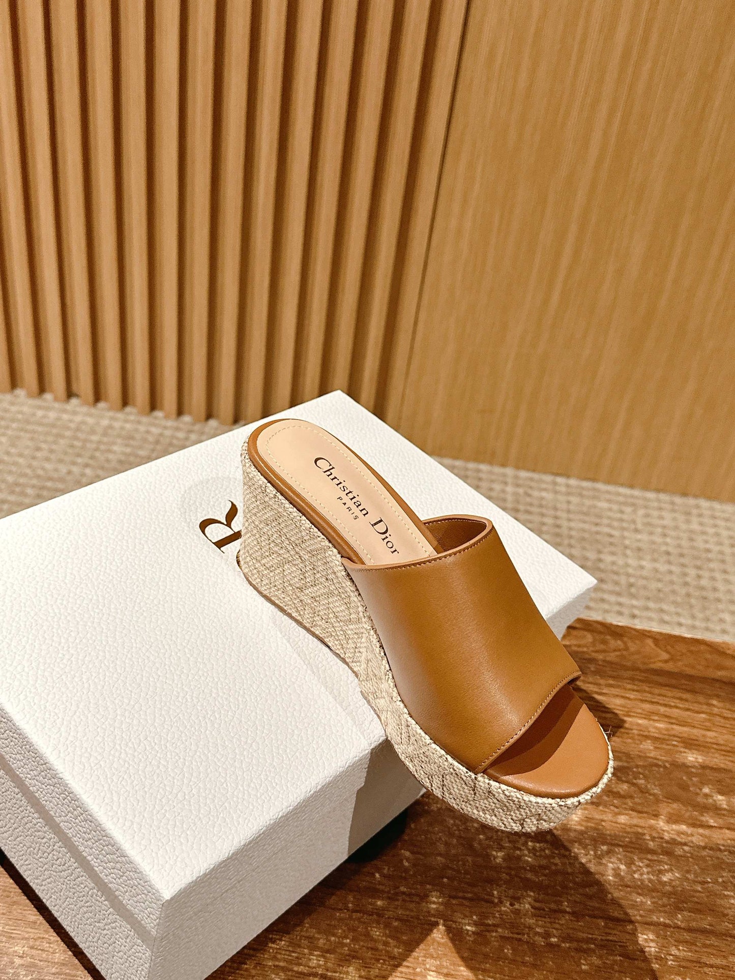 ATTITUDE WEDGE SLIDE 90MM IN BROWN CALFSKIN NATURAL BEIGE RAFFIA SOLE - 35