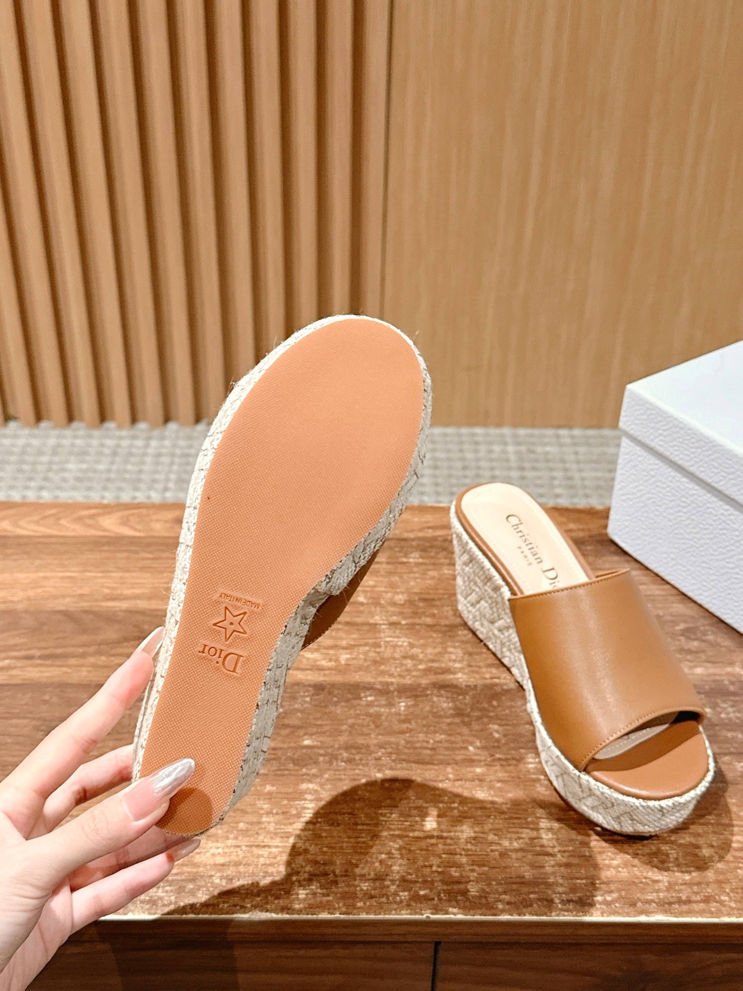 ATTITUDE WEDGE SLIDE 90MM IN BROWN CALFSKIN NATURAL BEIGE RAFFIA SOLE - 35