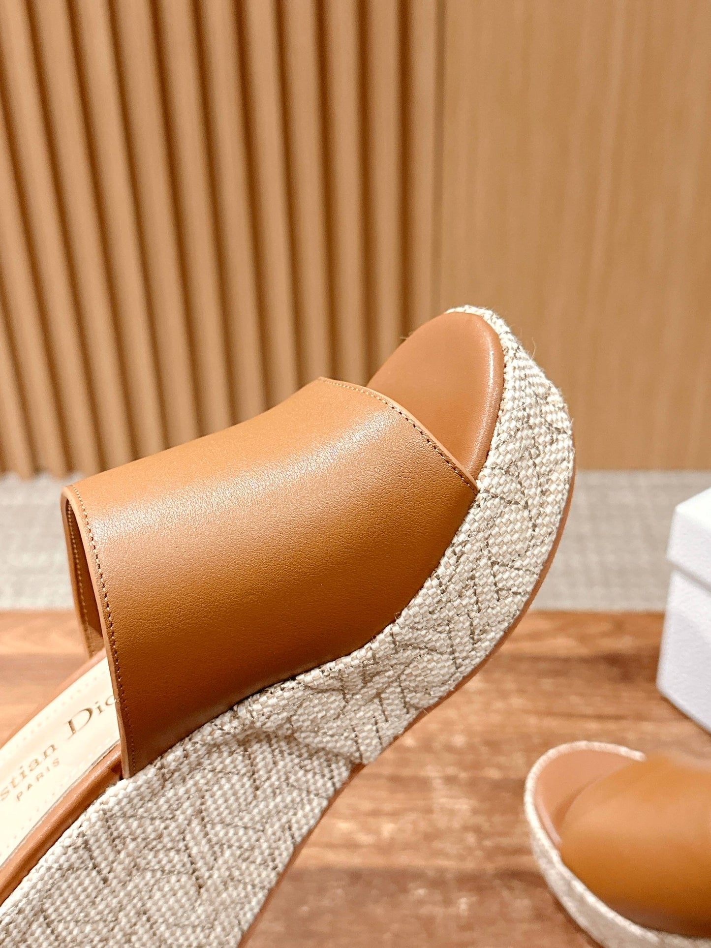 ATTITUDE WEDGE SLIDE 90MM IN BROWN CALFSKIN NATURAL BEIGE RAFFIA SOLE - 35