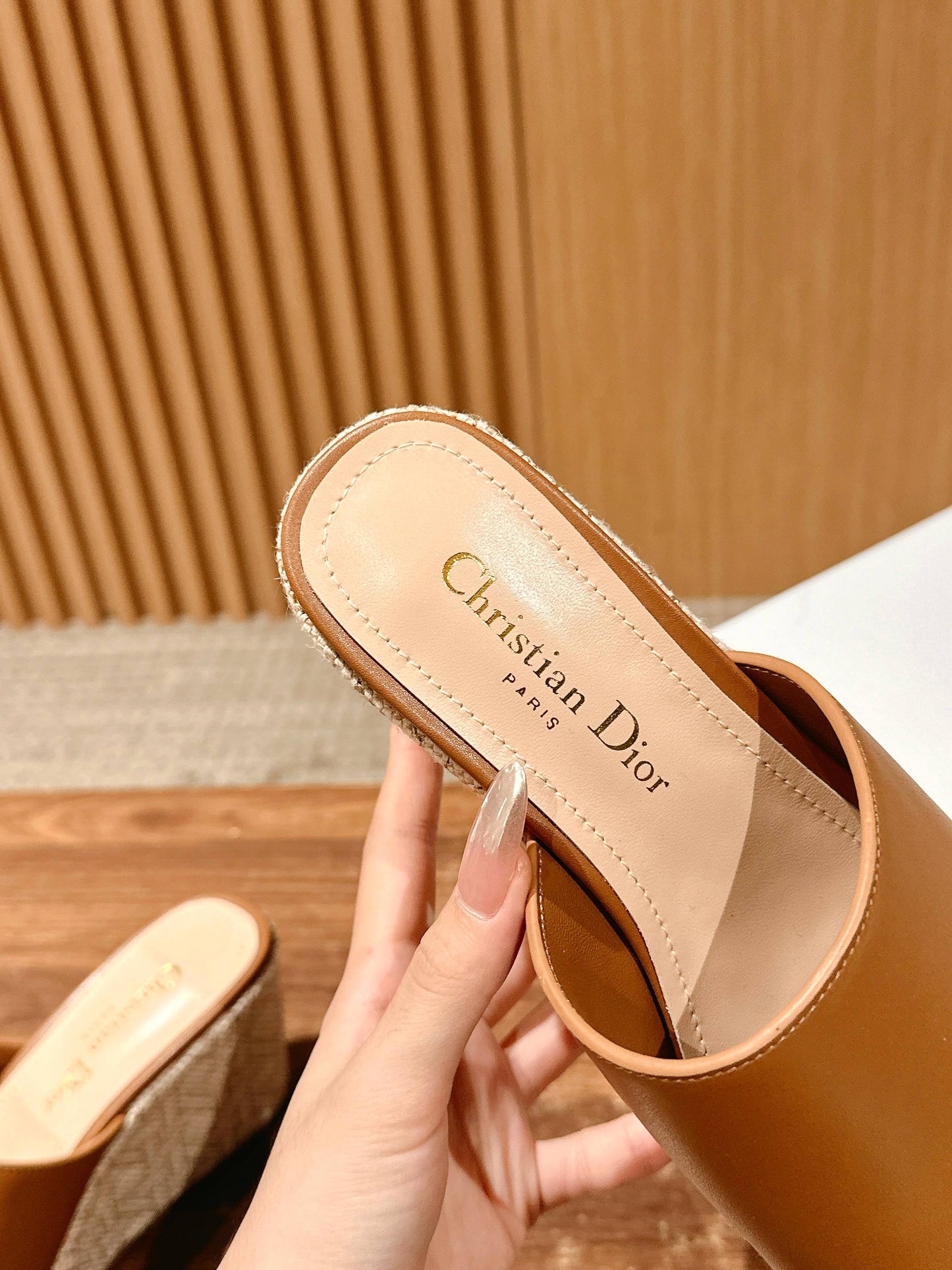 ATTITUDE WEDGE SLIDE 90MM IN BROWN CALFSKIN NATURAL BEIGE RAFFIA SOLE - 35