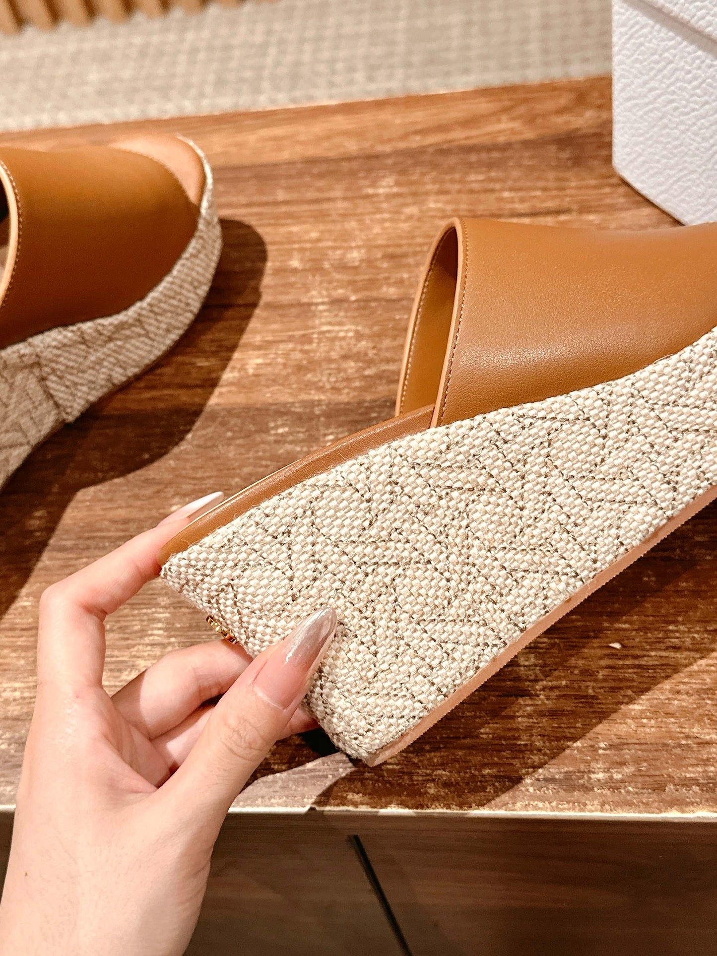 ATTITUDE WEDGE SLIDE 90MM IN BROWN CALFSKIN NATURAL BEIGE RAFFIA SOLE - 35