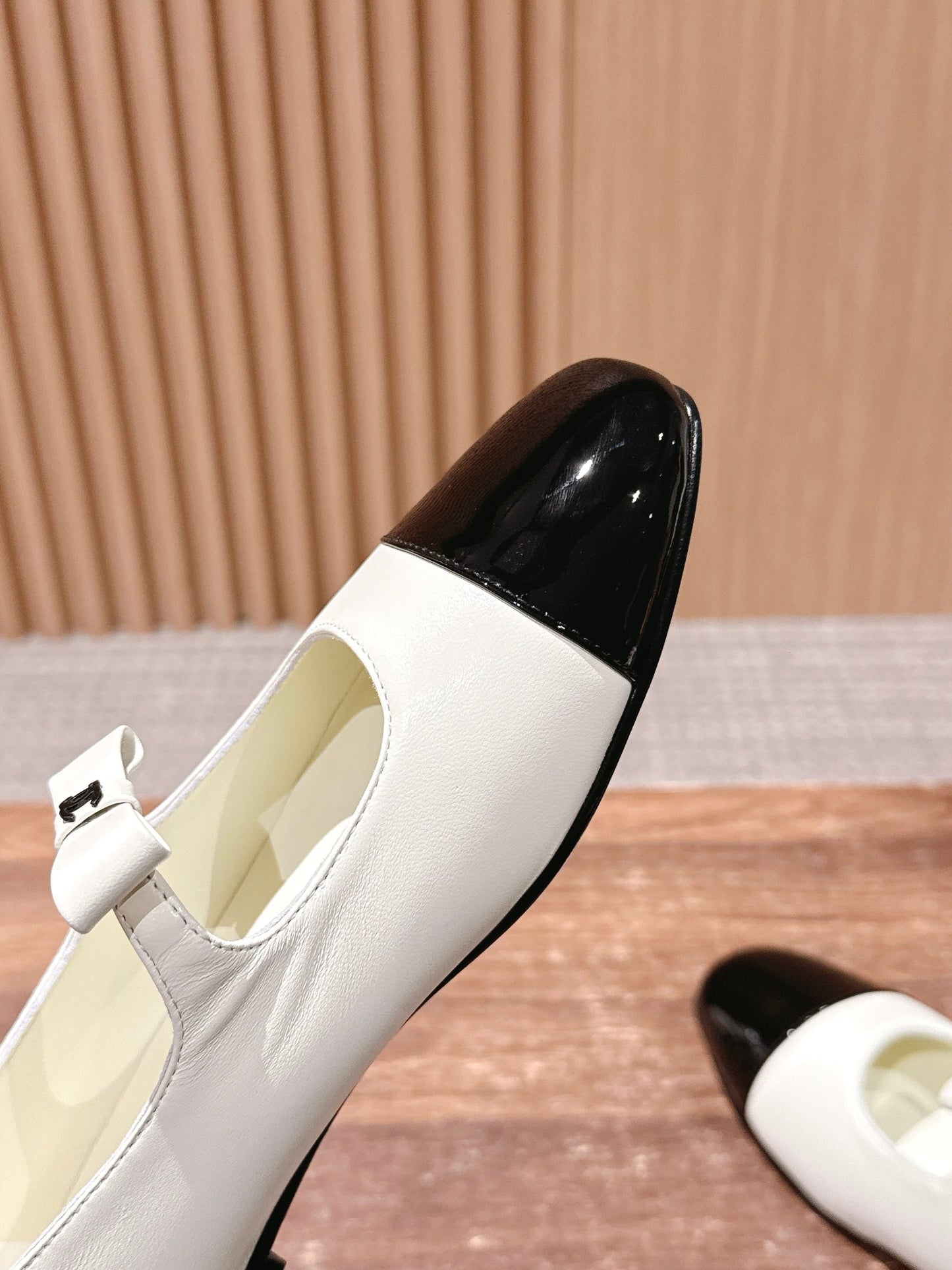 CHANEL 25S BALLET MARY JANES BLACK AND IVORY IN CALFSKIN - 35