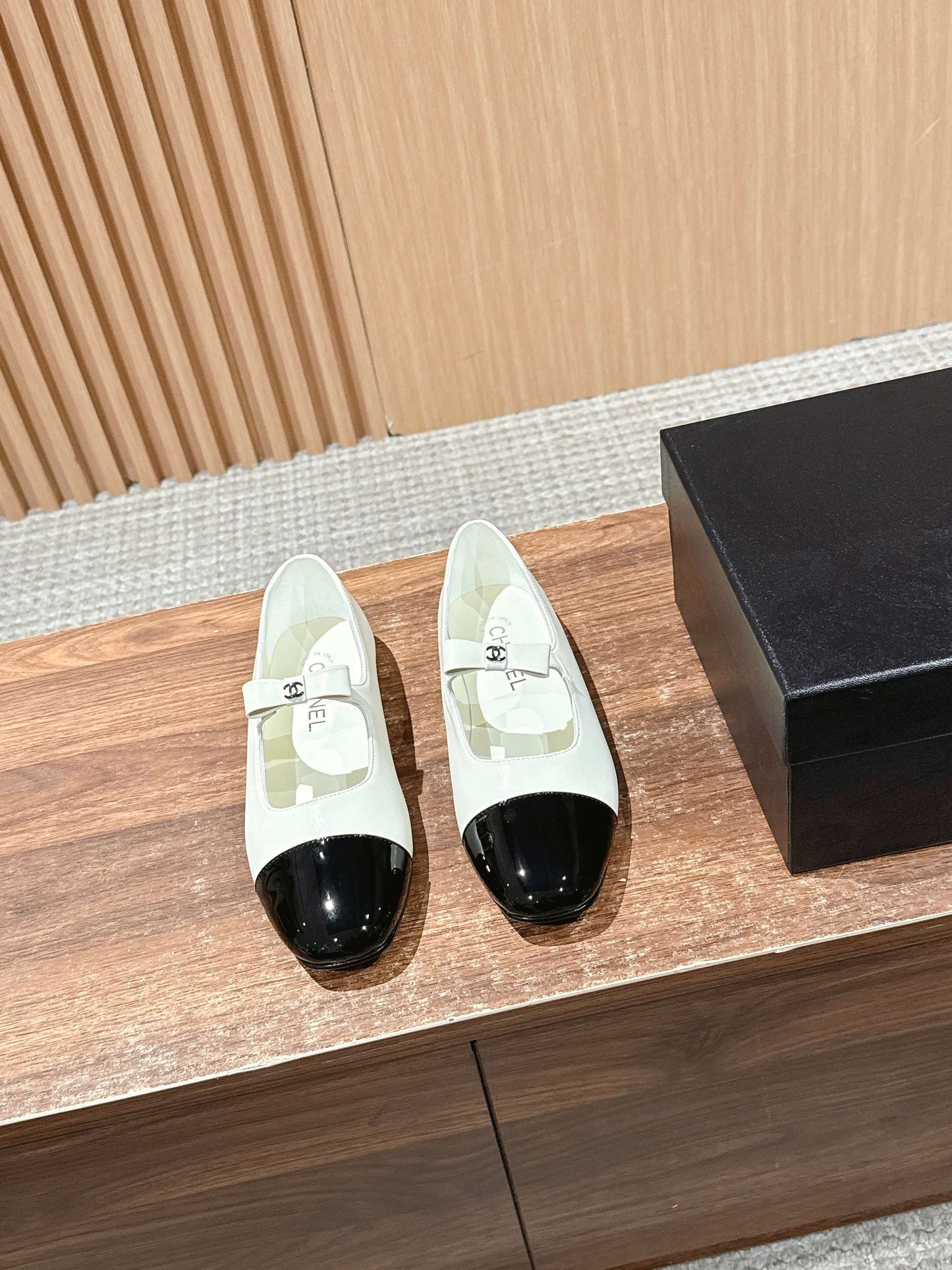 CHANEL 25S BALLET MARY JANES BLACK AND IVORY IN CALFSKIN - 35