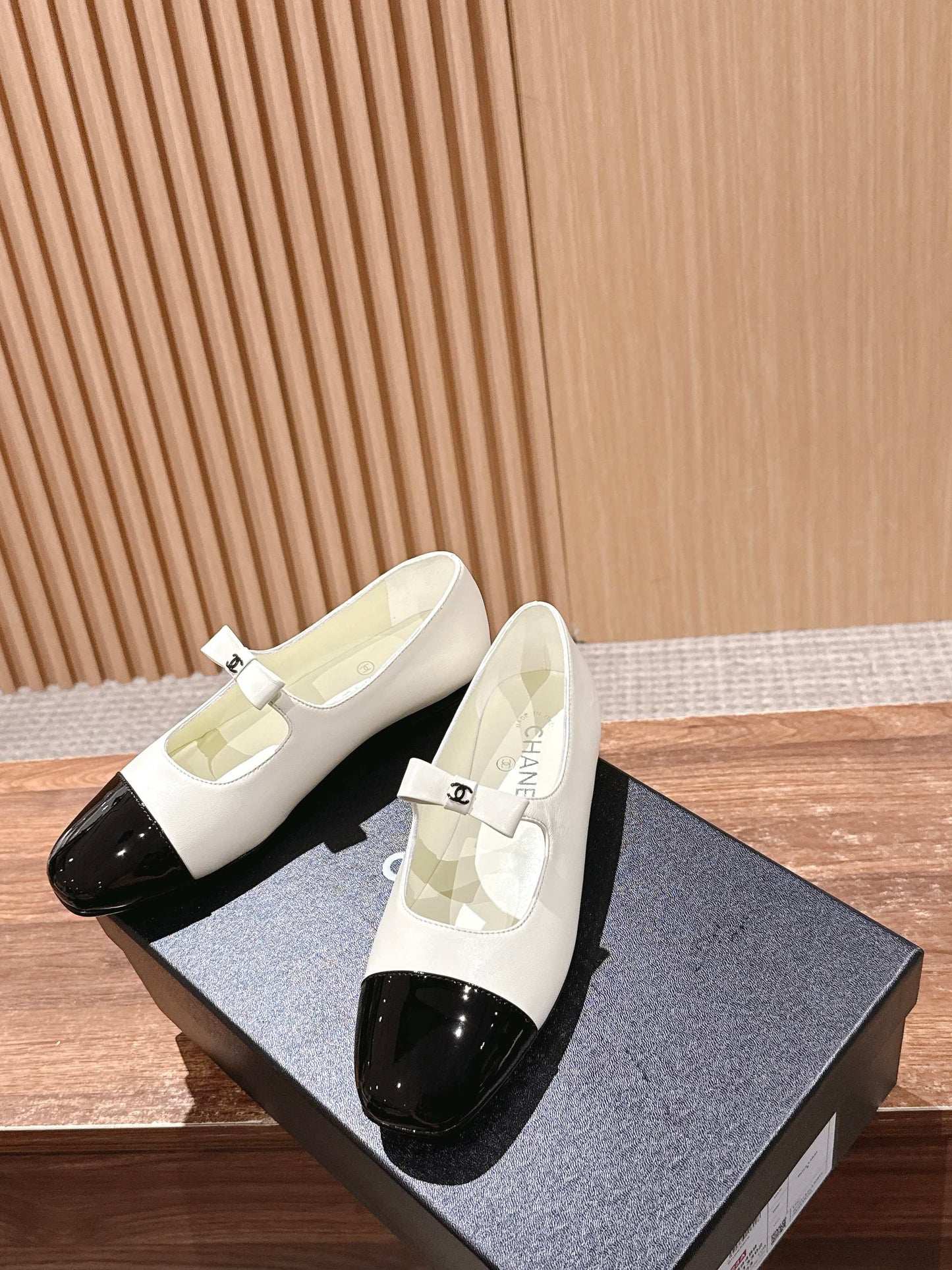 CHANEL 25S BALLET MARY JANES BLACK AND IVORY IN CALFSKIN - 35