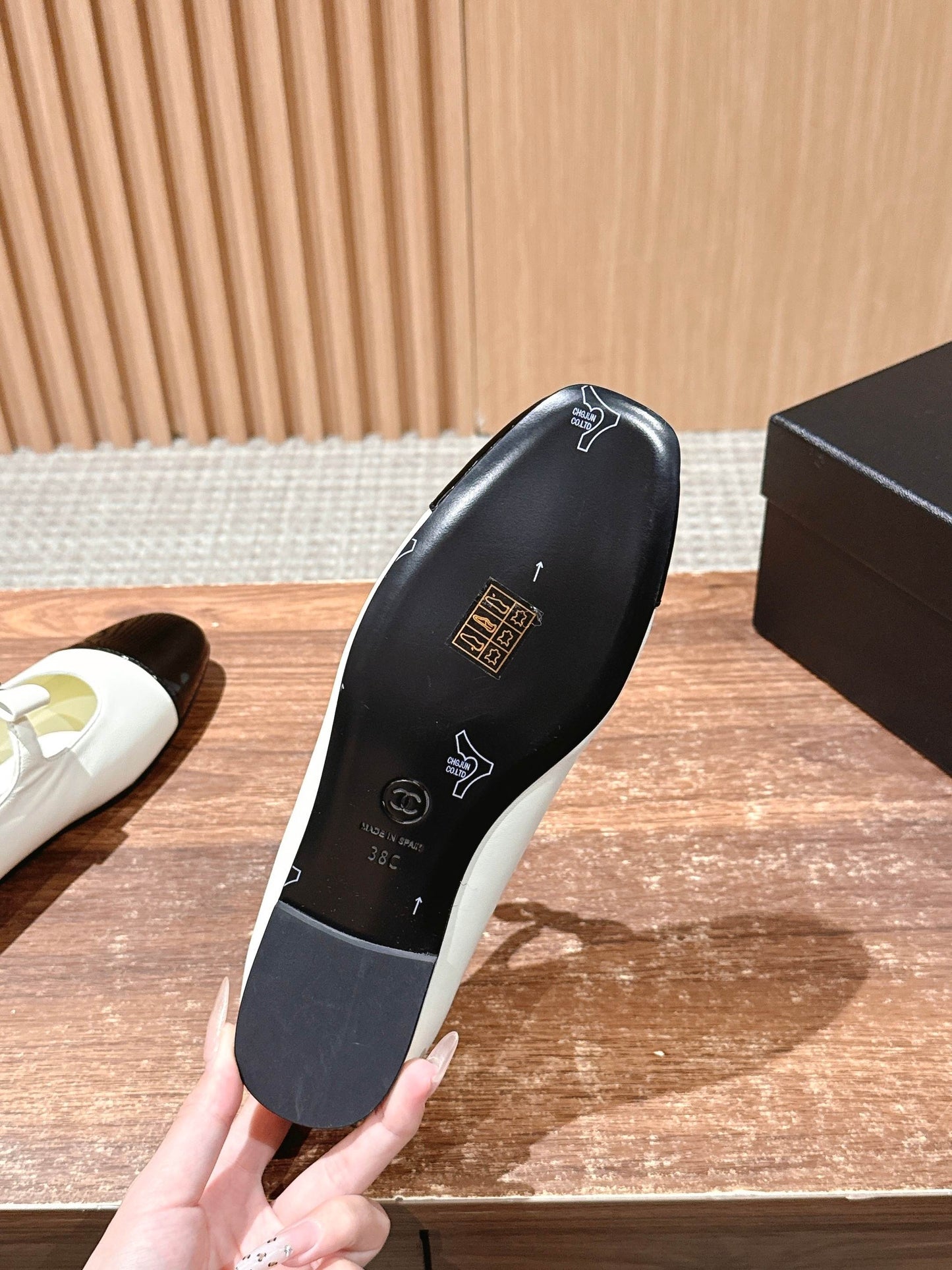 CHANEL 25S BALLET MARY JANES BLACK AND IVORY IN CALFSKIN - 35