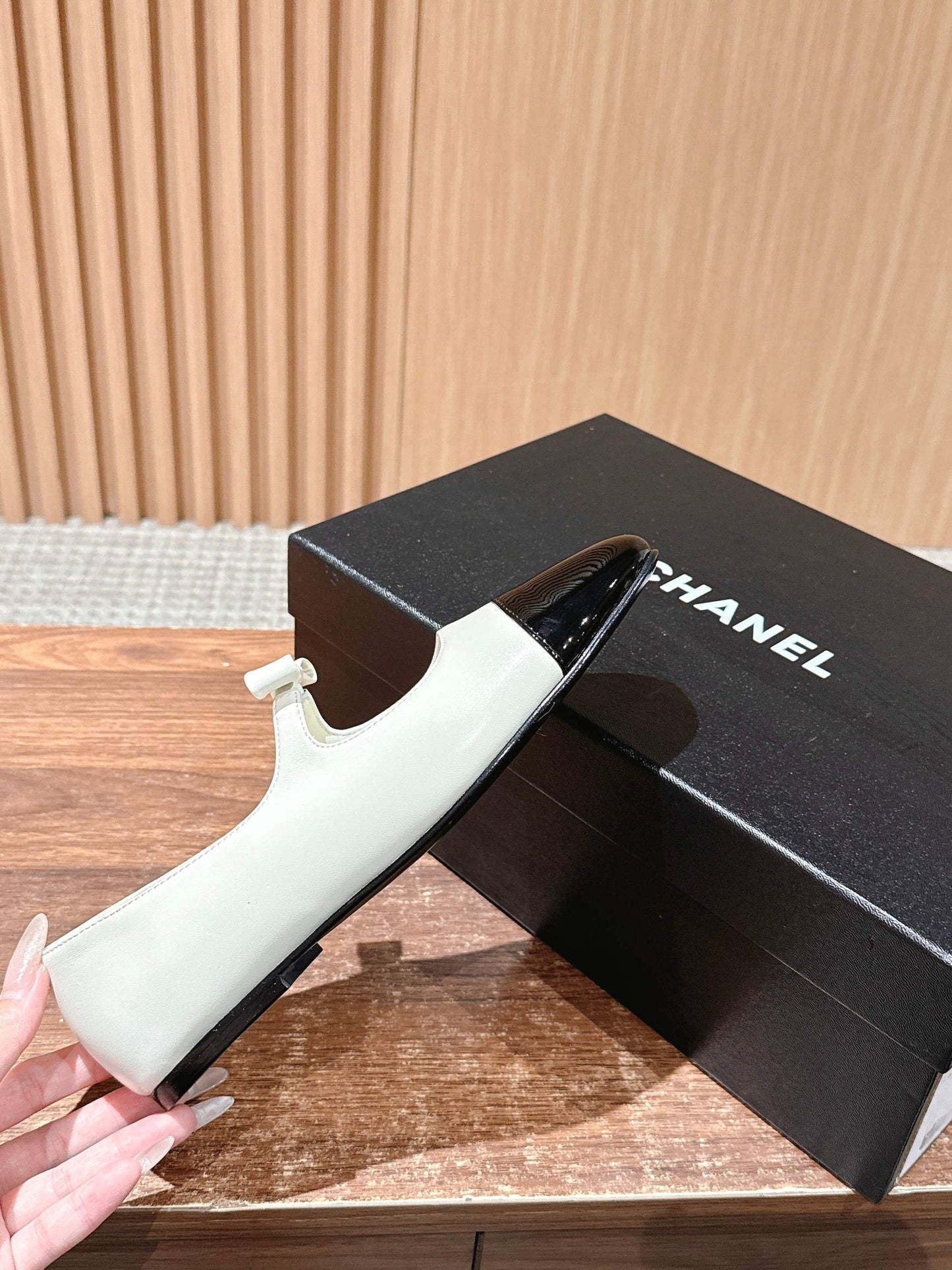 CHANEL 25S BALLET MARY JANES BLACK AND IVORY IN CALFSKIN - 35
