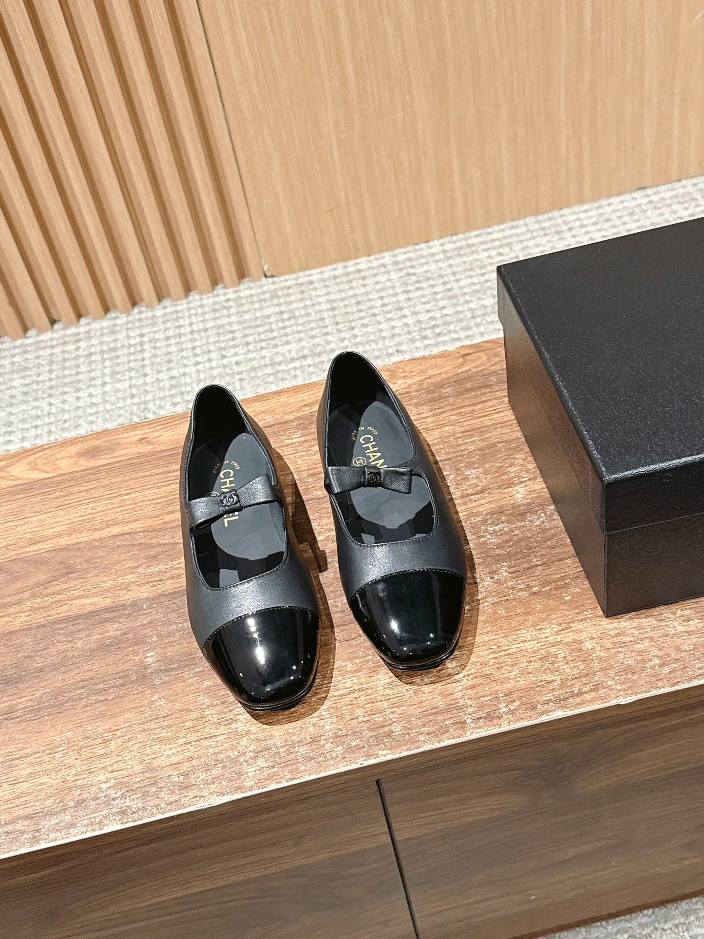 CHANEL 25S BALLET MARY JANES BLACK IN CALFSKIN AND PATENT CALFSKIN - 35