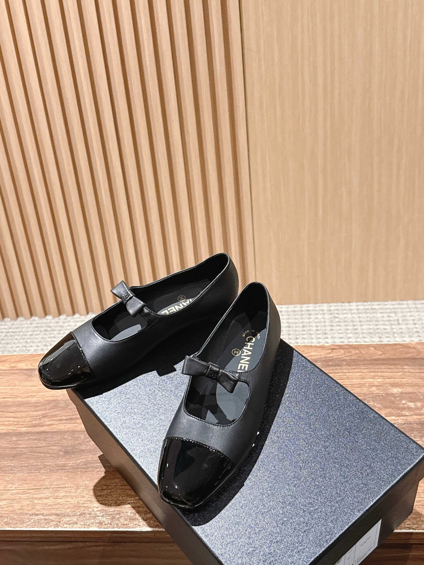 CHANEL 25S BALLET MARY JANES BLACK IN CALFSKIN AND PATENT CALFSKIN - 35