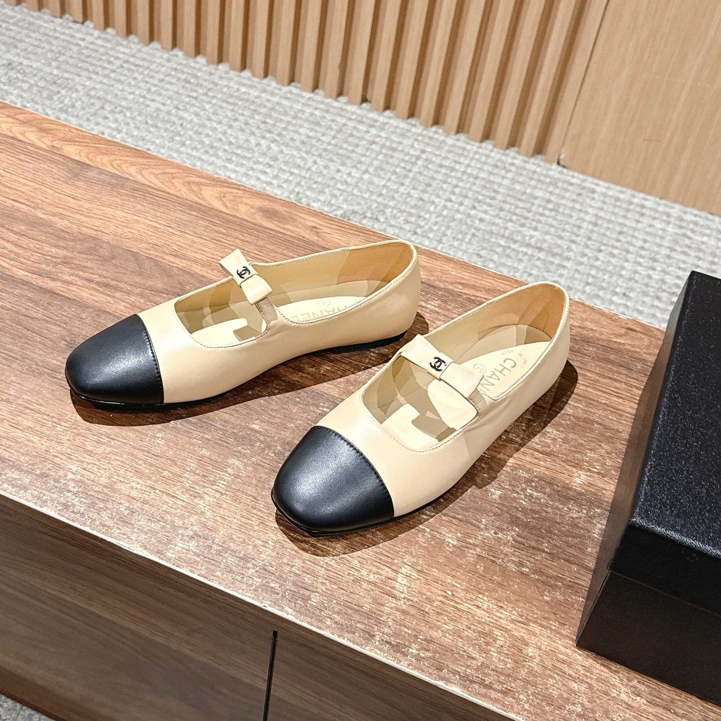 CHANEL 25S BALLET MARY JANES BEIGE AND BLACK IN CALFSKIN - 35