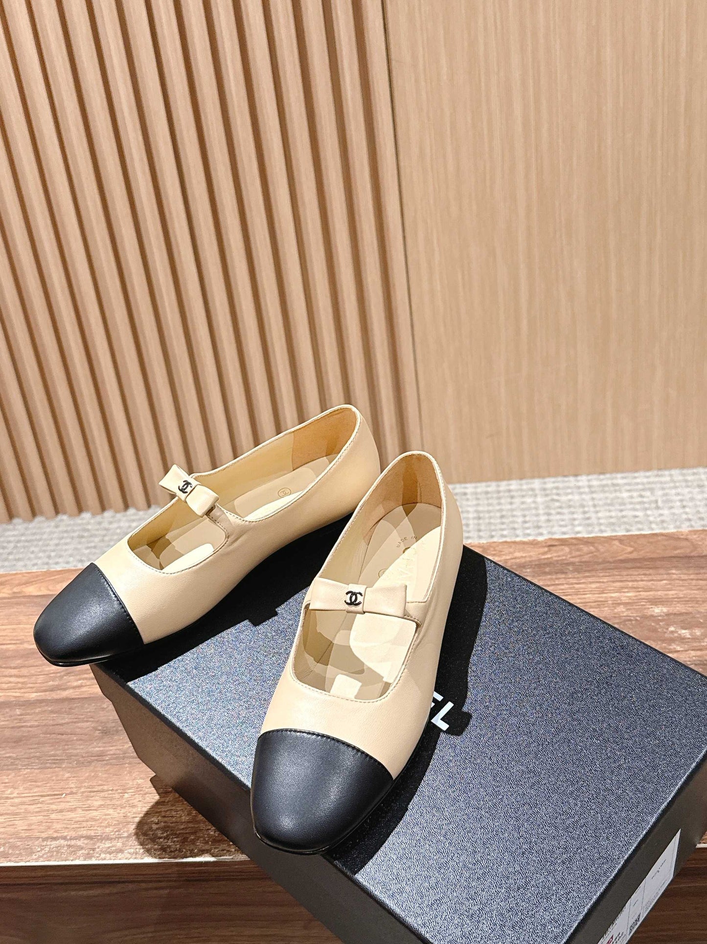 CHANEL 25S BALLET MARY JANES BEIGE AND BLACK IN CALFSKIN - 35
