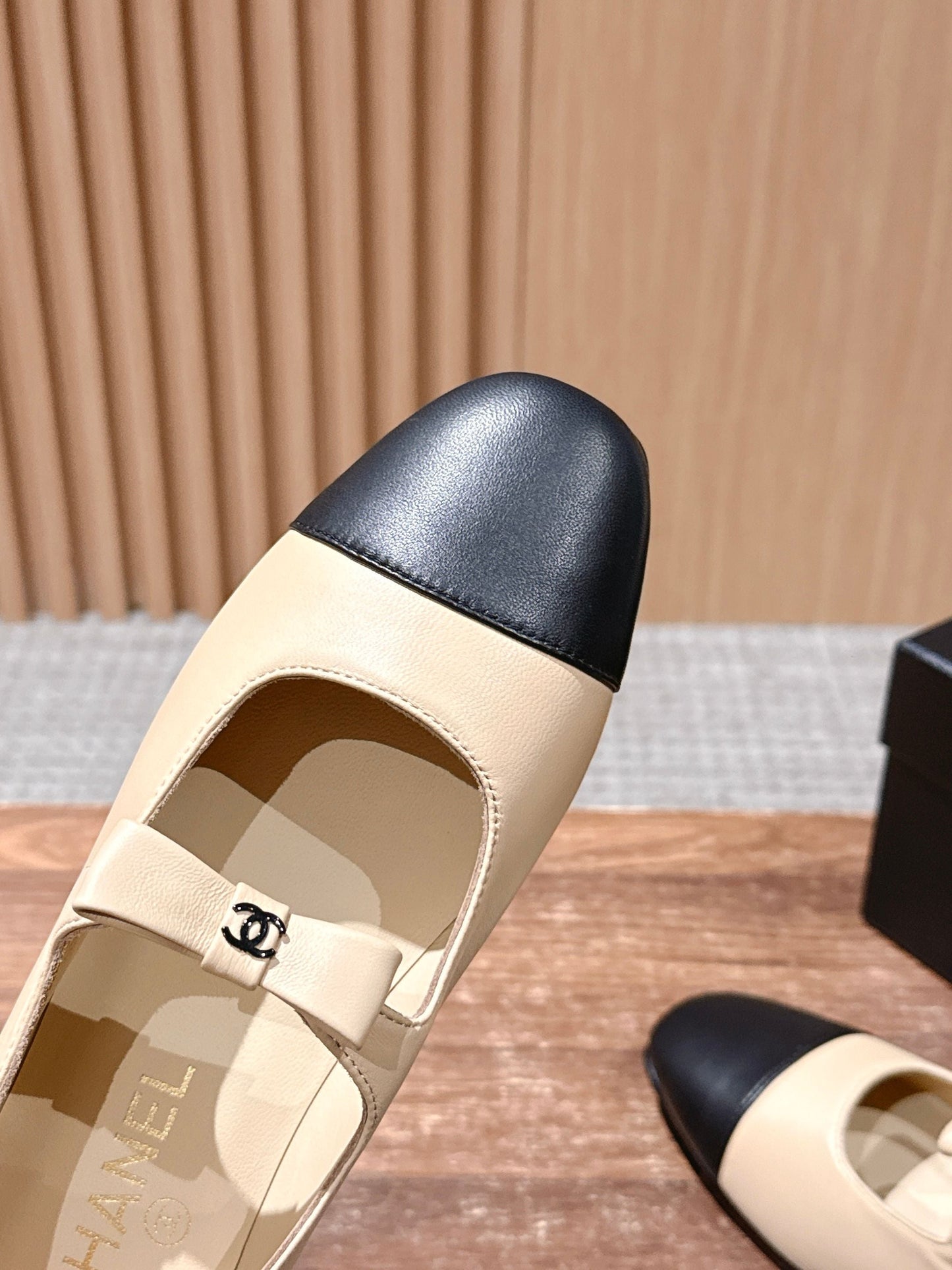 CHANEL 25S BALLET MARY JANES BEIGE AND BLACK IN CALFSKIN - 35