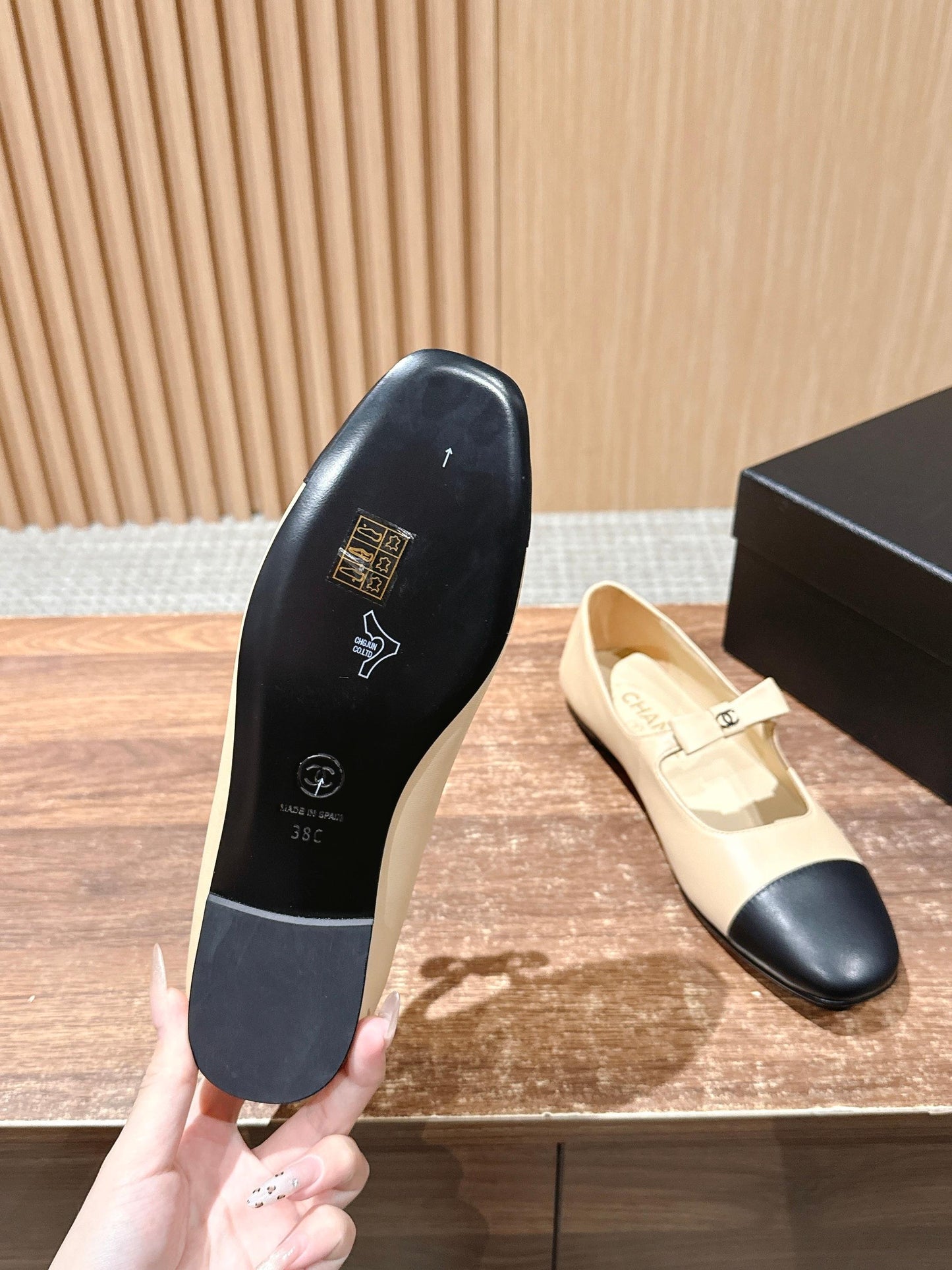CHANEL 25S BALLET MARY JANES BEIGE AND BLACK IN CALFSKIN - 35
