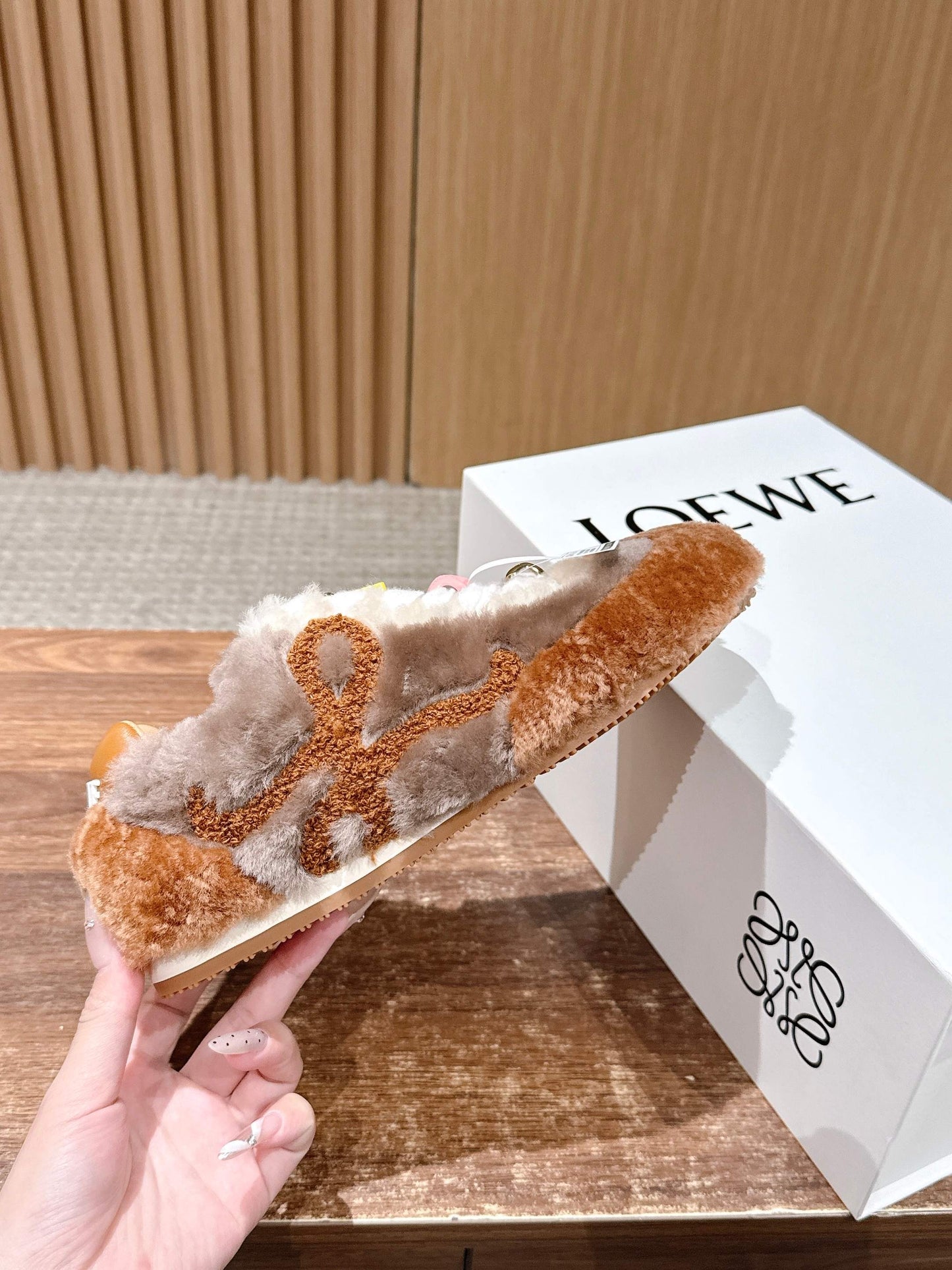 LOEWE 26S BALLET RUNNER 2.0 З КОРИЧНЕВОЇ ОВЧИНИ