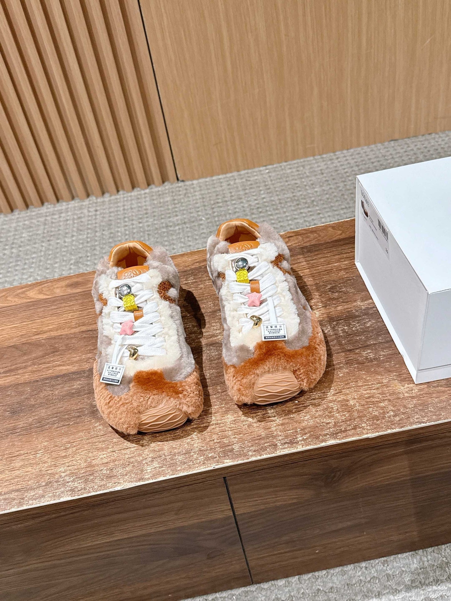 LOEWE 26S BALLET RUNNER 2.0 З КОРИЧНЕВОЇ ОВЧИНИ
