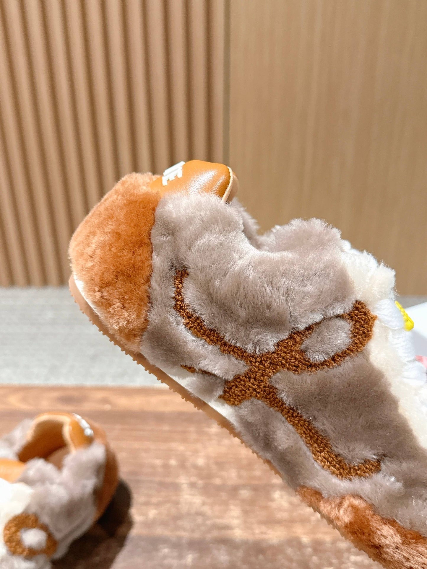 LOEWE 26S BALLET RUNNER 2.0 З КОРИЧНЕВОЇ ОВЧИНИ