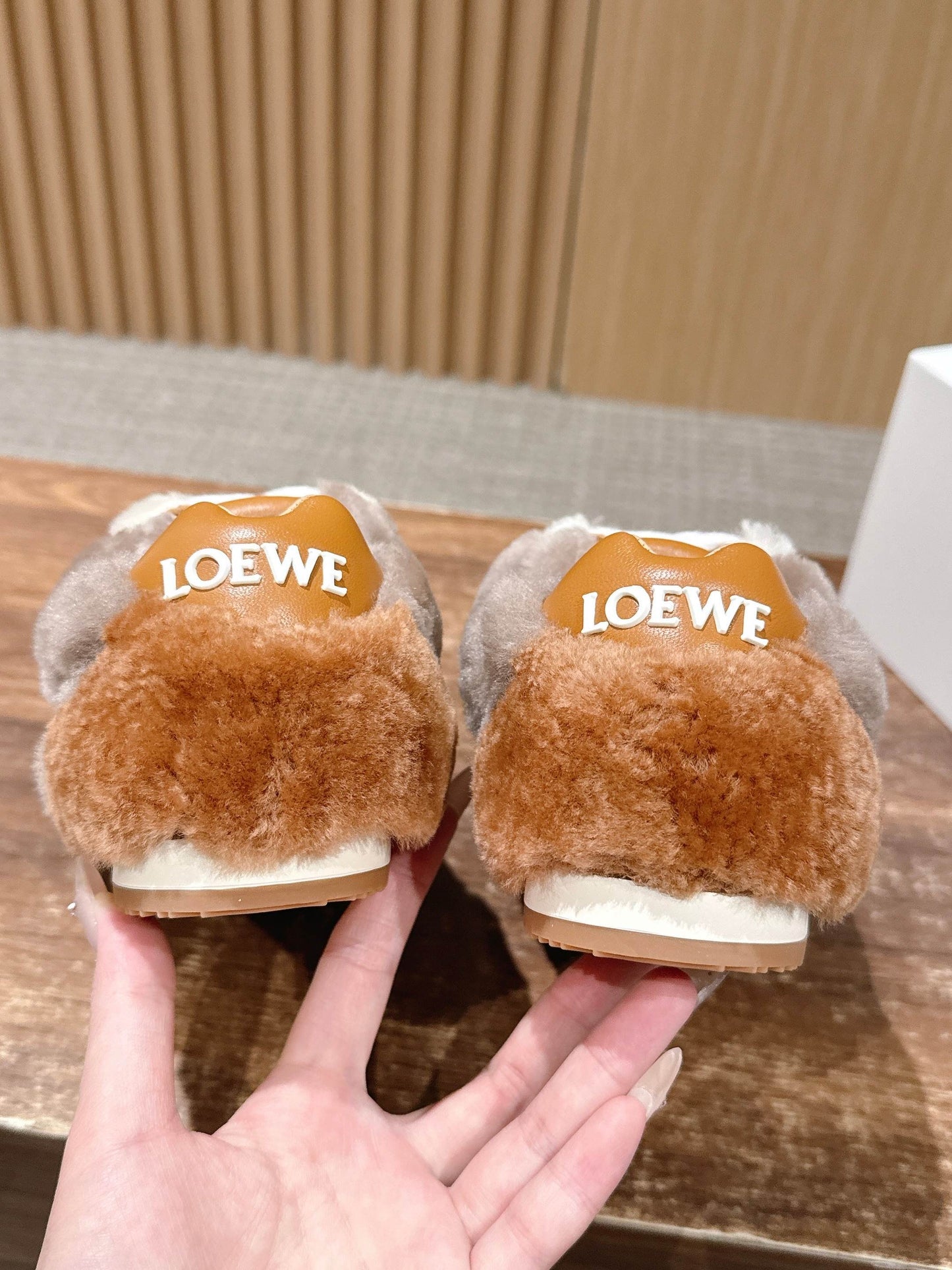 LOEWE 26S BALLET RUNNER 2.0 З КОРИЧНЕВОЇ ОВЧИНИ