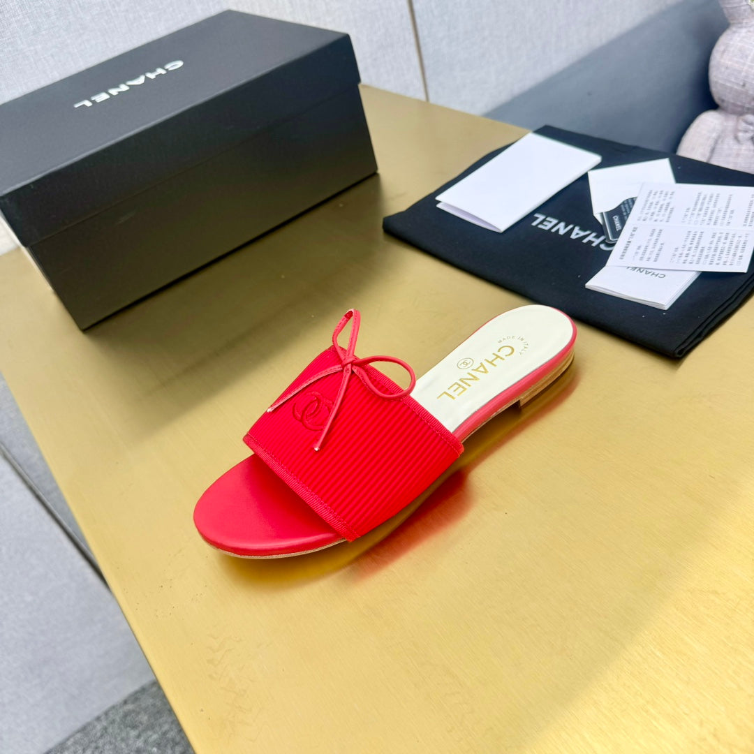 BOW SLIPPERS IN CANDY RED LAMBSKIN - 35