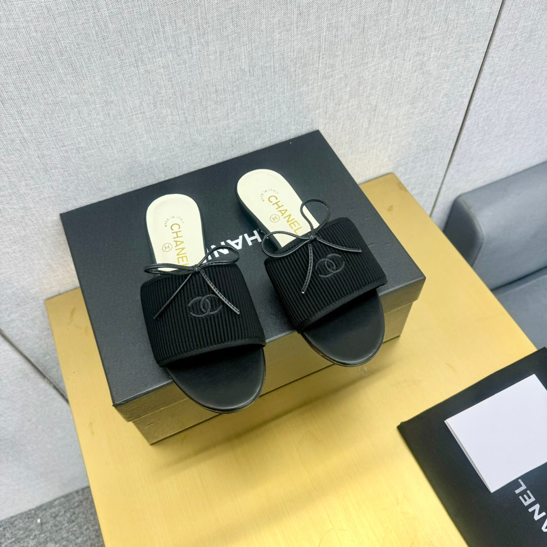 BOW SLIPPERS IN BLACK LAMBSKIN - 35