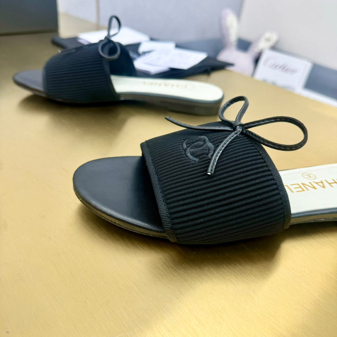 BOW SLIPPERS IN BLACK LAMBSKIN - 35