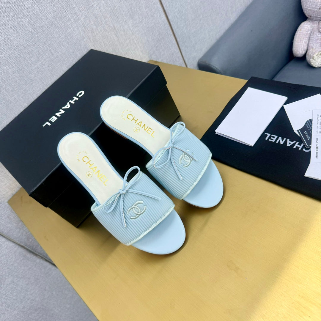 BOW SLIPPERS IN LIGHT BLUE LAMBSKIN - 35